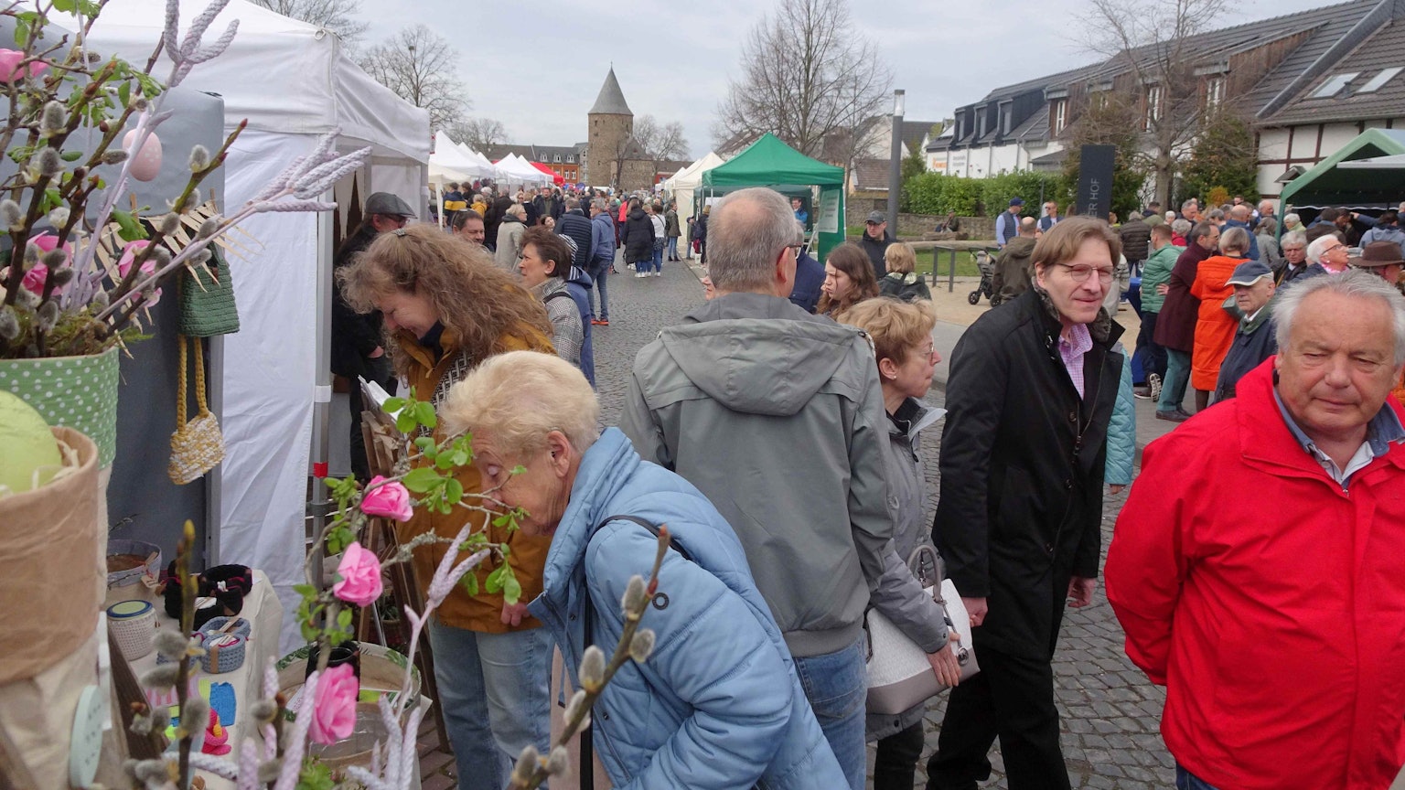 Schöne Dekoration aus blühenden Zweigen und Weidenkätzchen gab es auf dem Himmeroder Wall.