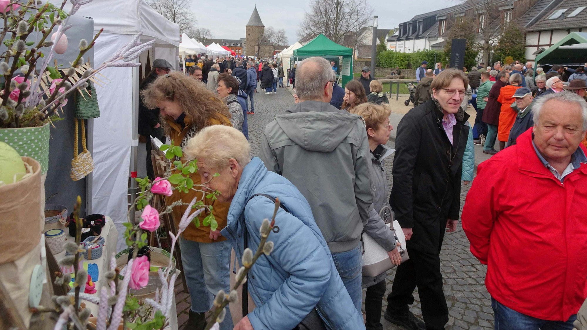 Schöne Dekoration aus blühenden Zweigen und Weidenkätzchen gab es auf dem Himmeroder Wall.