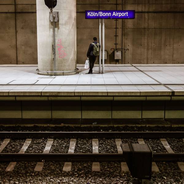 Ein Mann steht am Kölner Flughafenbahnhof auf dem Bahnsteig. Die Gewerkschaft Deutscher Lokomotivführer (GDL) verzichtet vorerst auf Streiks bei der Deutschen Bahn – eine Einigung im Tarifstreit gibt es aber noch nicht.
