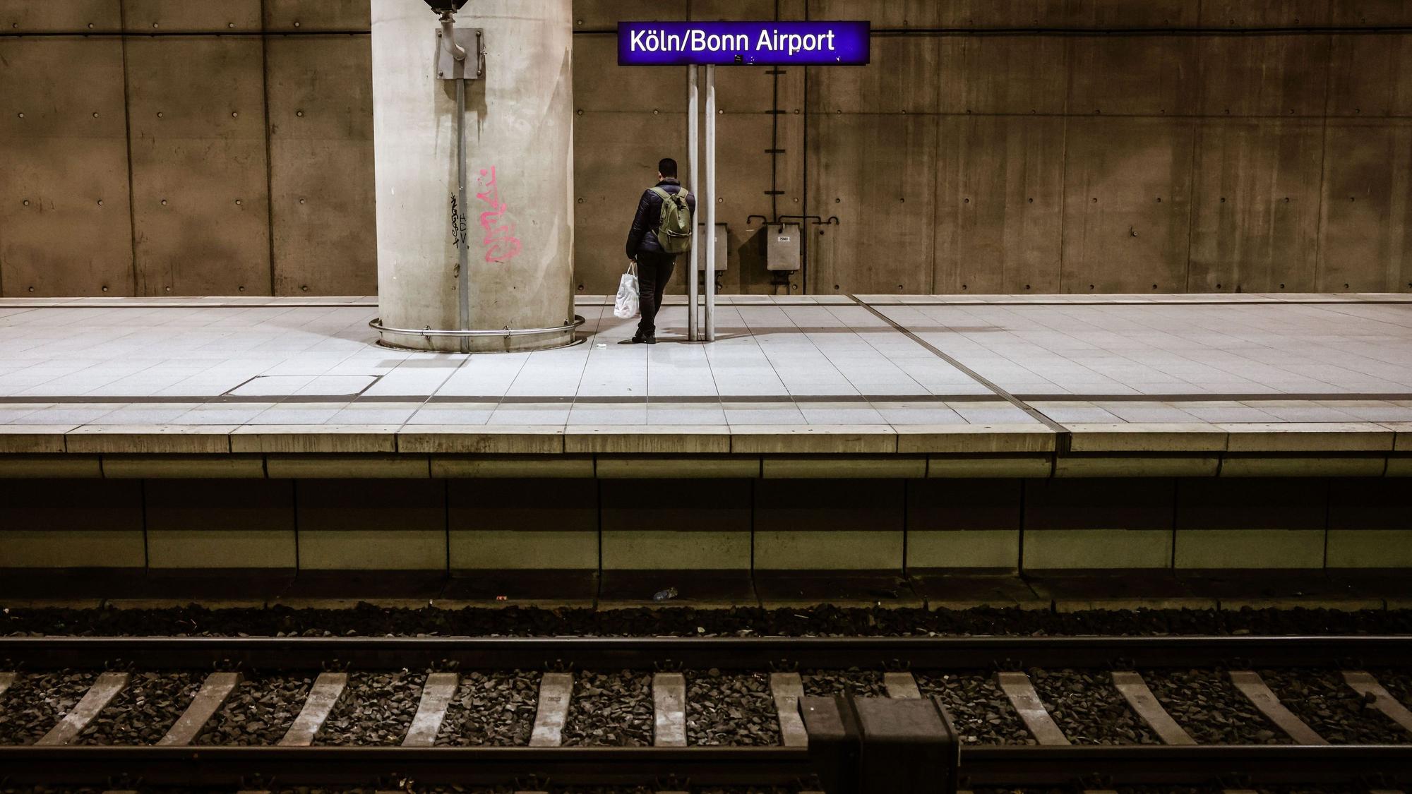 Ein Mann steht am Kölner Flughafenbahnhof auf dem Bahnsteig. Die Gewerkschaft Deutscher Lokomotivführer (GDL) verzichtet vorerst auf Streiks bei der Deutschen Bahn – eine Einigung im Tarifstreit gibt es aber noch nicht.