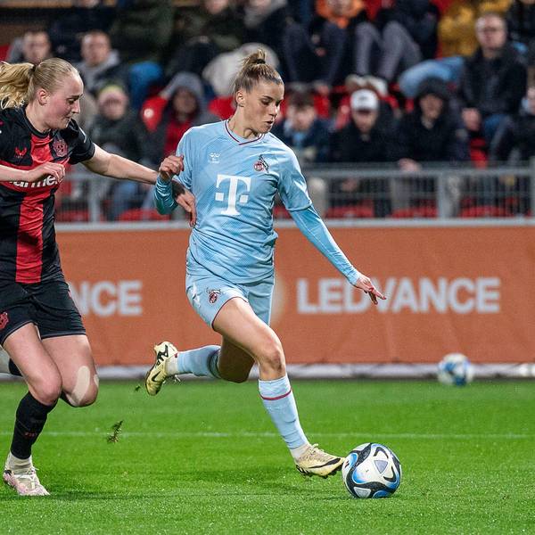 Zweikampf zwischen Emilie Bragstad Bayer 04 Leverkusen, 14 und Selina Cerci 1. FC Koeln, 29, rechts.