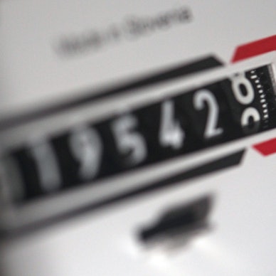 Nahaufnahme der Ziffern eines Stromzählers.