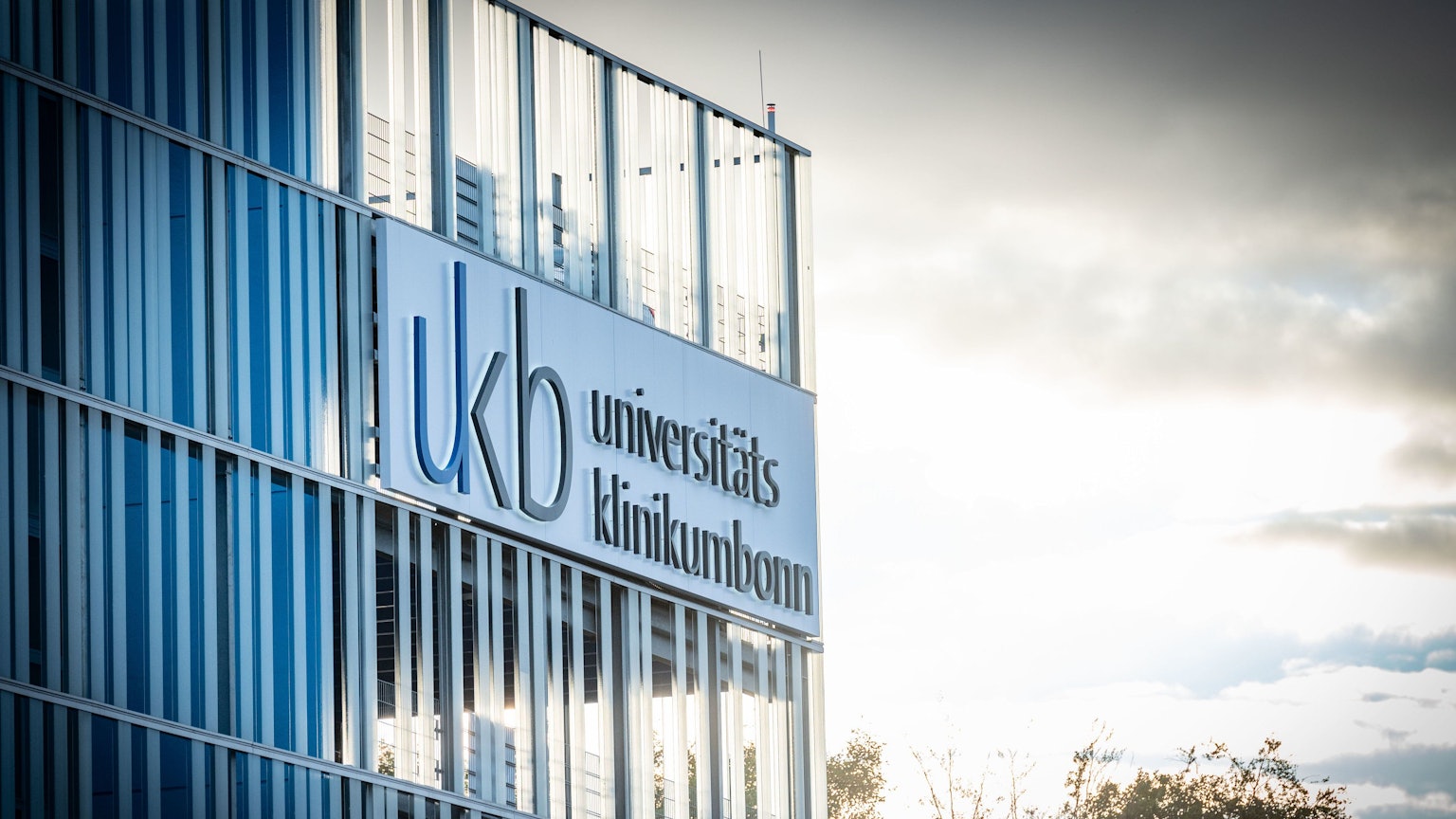 Ein Gebäude mit der Aufschrift „UKB Universitäts Uniklinikum Bonn“