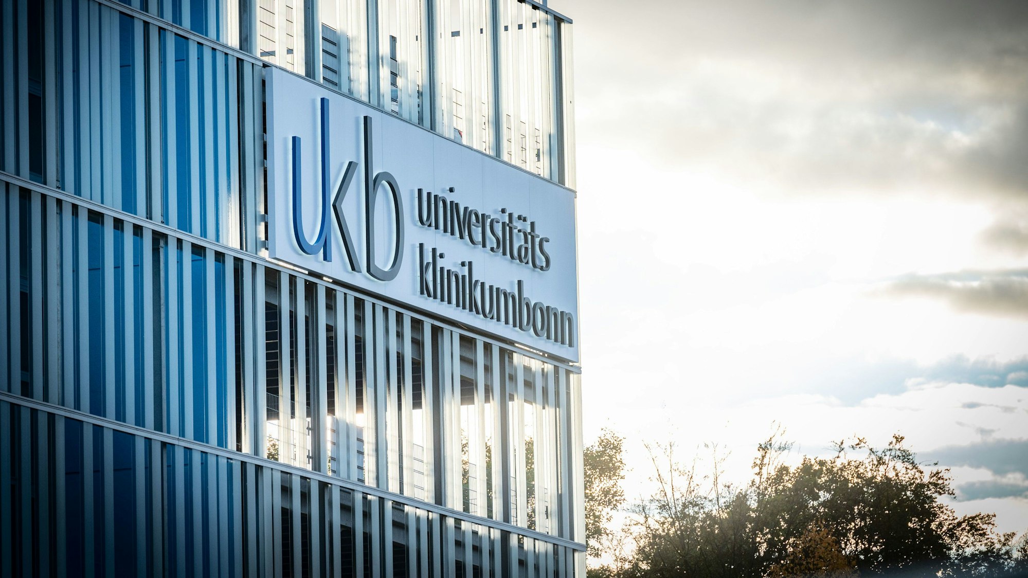 Ein Gebäude mit der Aufschrift „UKB Universitäts Uniklinikum Bonn“