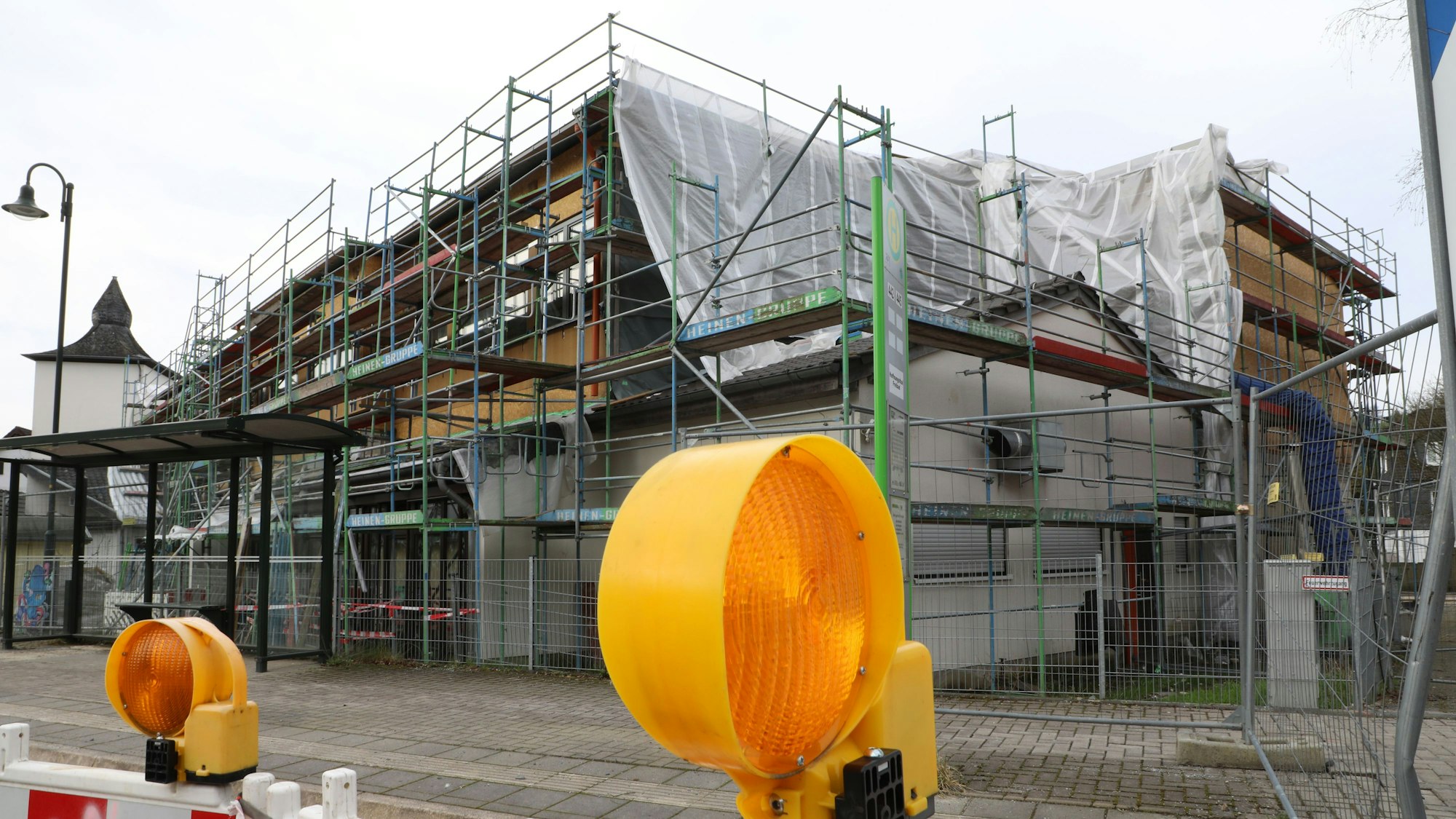 Nach einem Wasserschaden im Juli 2023 kam der Ausbau der Grundschule Hoffnungsthal kaum voran. Jetzt will die Stadt Rösrath bei dem Projekt Fortschritte machen.