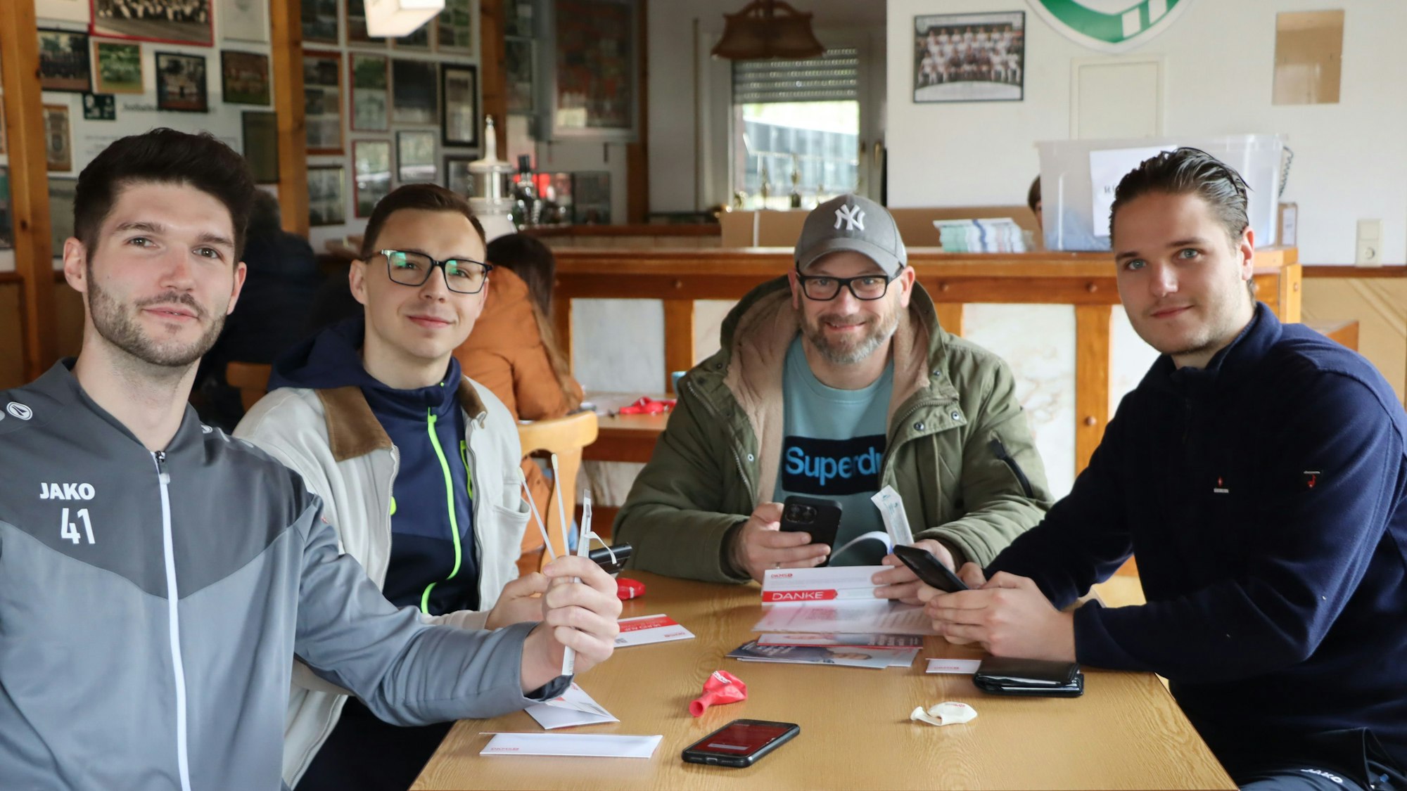 Mit dem Wangenabstrich hatten auch die Kicker des SV-Vorgebirge aus Waldorf kein Problem.