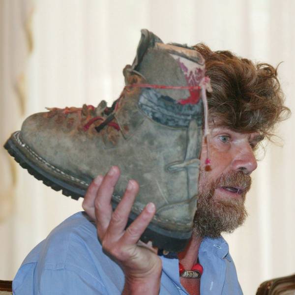 Bergsteiger Reinhold Messner hält einen Schuh, der seinem Bruder gehört haben soll.