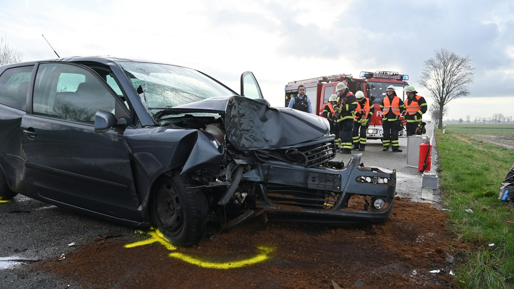 Auf dem Foto ist der schwer beschädigte Wagen der 18-jährigen Fahrerin zu sehen.
