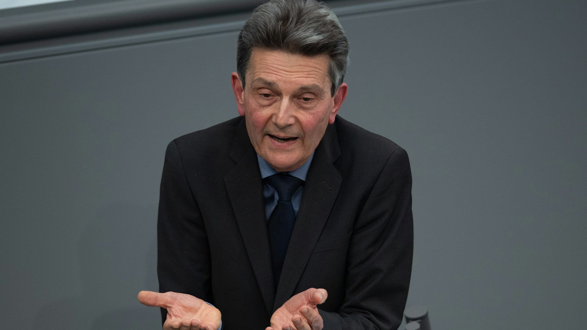 Rolf Mützenich, Fraktionsvorsitzender der SPD, spricht während der 157. Sitzung des Bundestages.