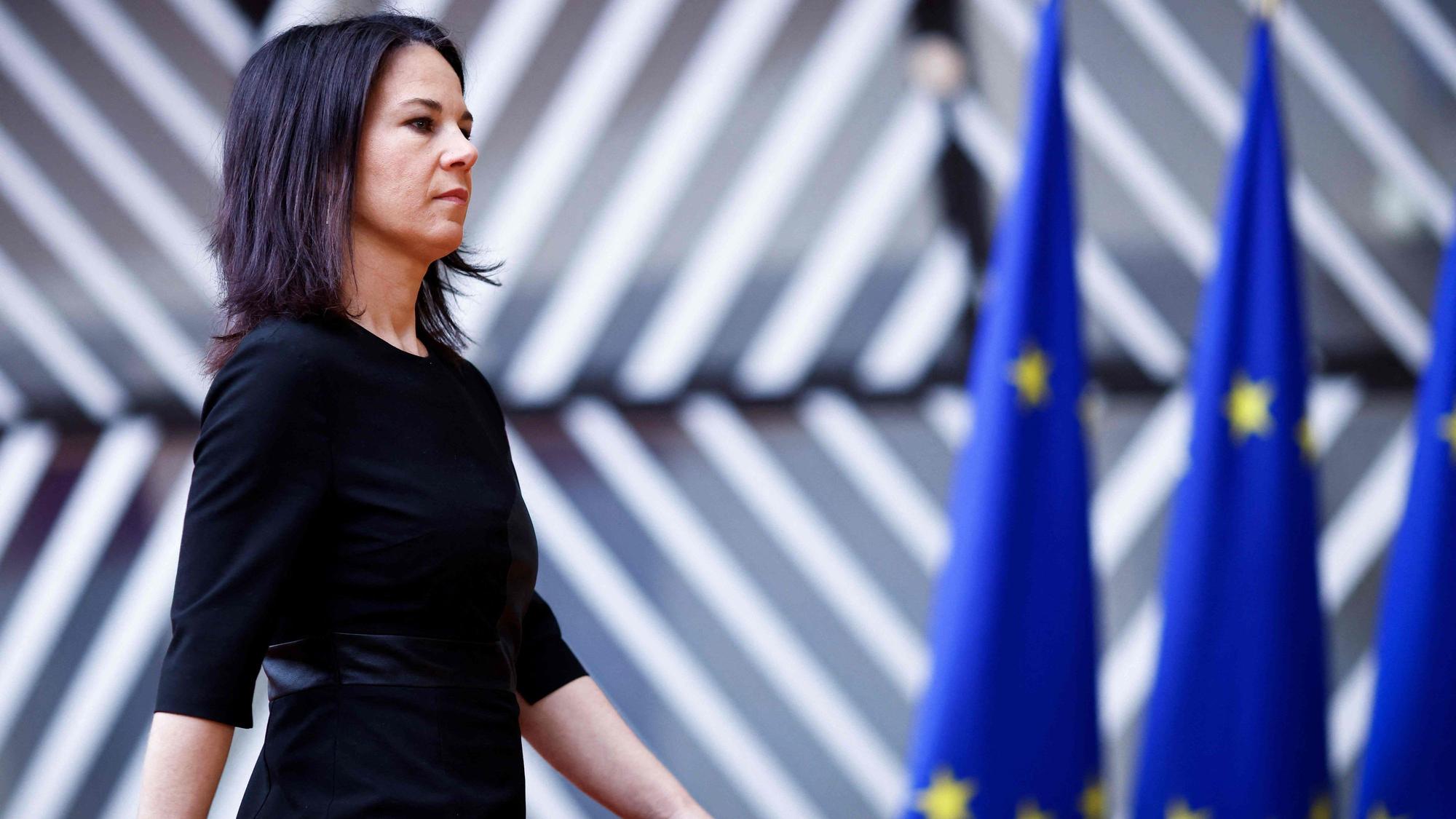 Die deutsche Außenministerin, Annalena Baerbock (Grüne), beim Treffen der EU-Außenminister. Die EU, Baerbock und zahlreiche andere Politiker kritisierten die Art der Wiederwahl von Russlands Machthaber Wladimir Putin.