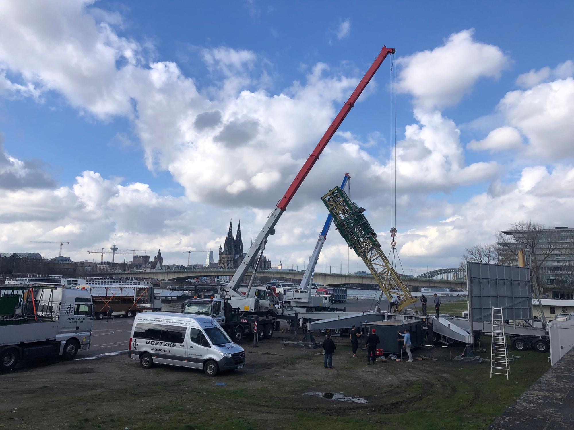 Der Schaustellerbetrieb Goetzke aus München begann am Montag auf der Deutzer Werft mit dem Aufbau des „Jules Verne Tower“.