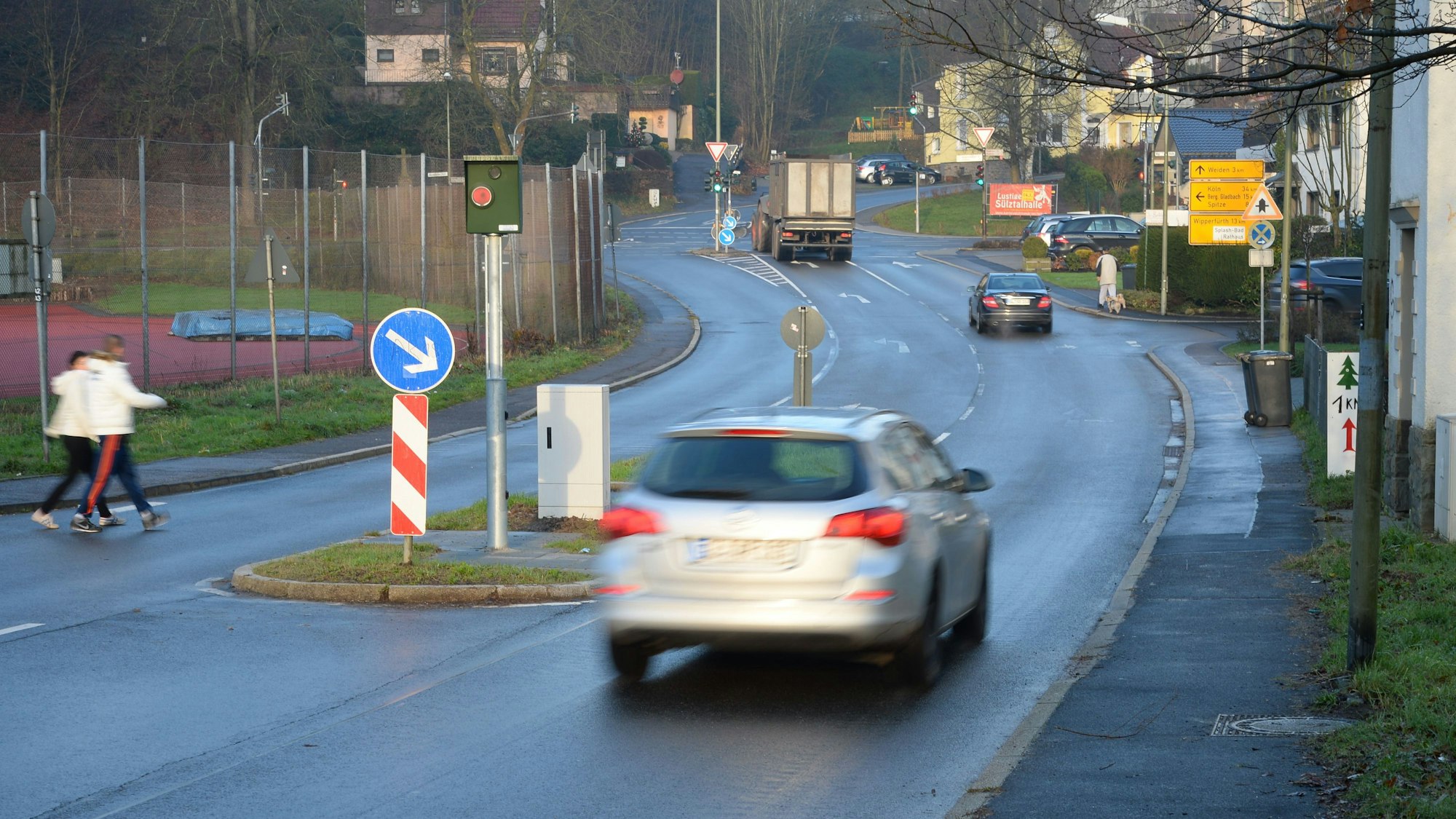 Der Starenkasten am Schulzentrum in Kürten schützt die Fußgänger vor Rasern.