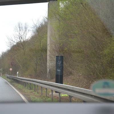 Auf dem Foto ist die mit Plastik verhüllte Lasermessanlage an der B59 in Pulheim zu sehen.