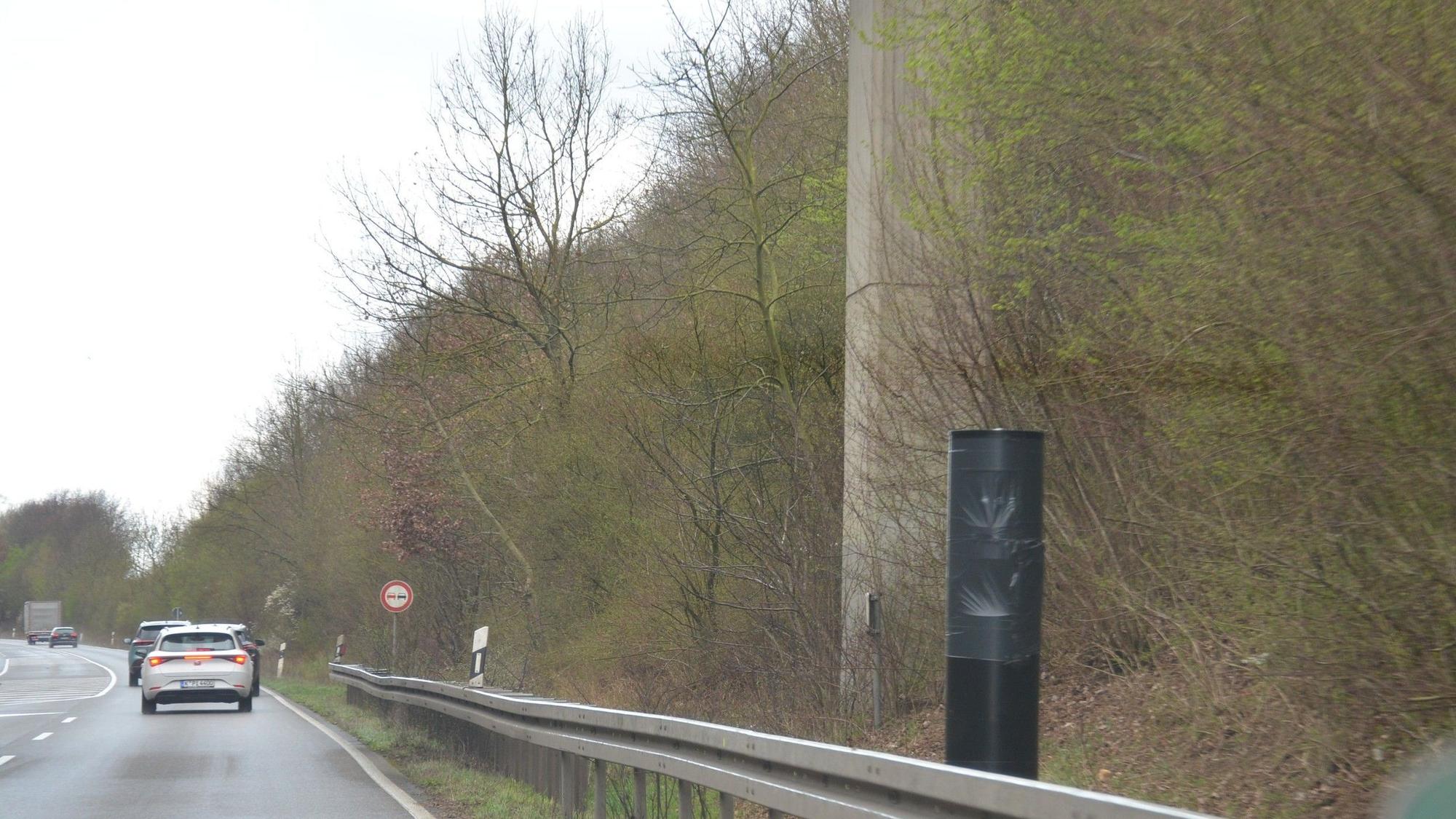 Auf der B 59 bei Pulheim-Stommeln steht eine neue Messanlage. Nachdem die Fenster zertrümmert worden sind, haben Mitarbeiter der Kreisverwaltung das Gerät mit Folie umwickelt.