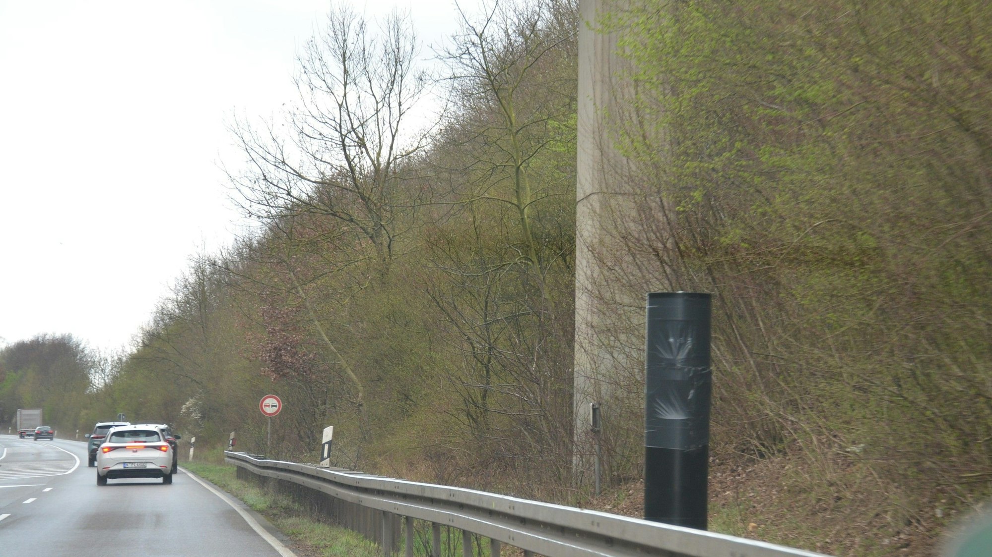 Auf der B 59 bei Pulheim-Stommeln steht eine neue Messanlage. Nachdem die Fenster zertrümmert worden sind, haben Mitarbeiter der Kreisverwaltung das Gerät mit Folie umwickelt.