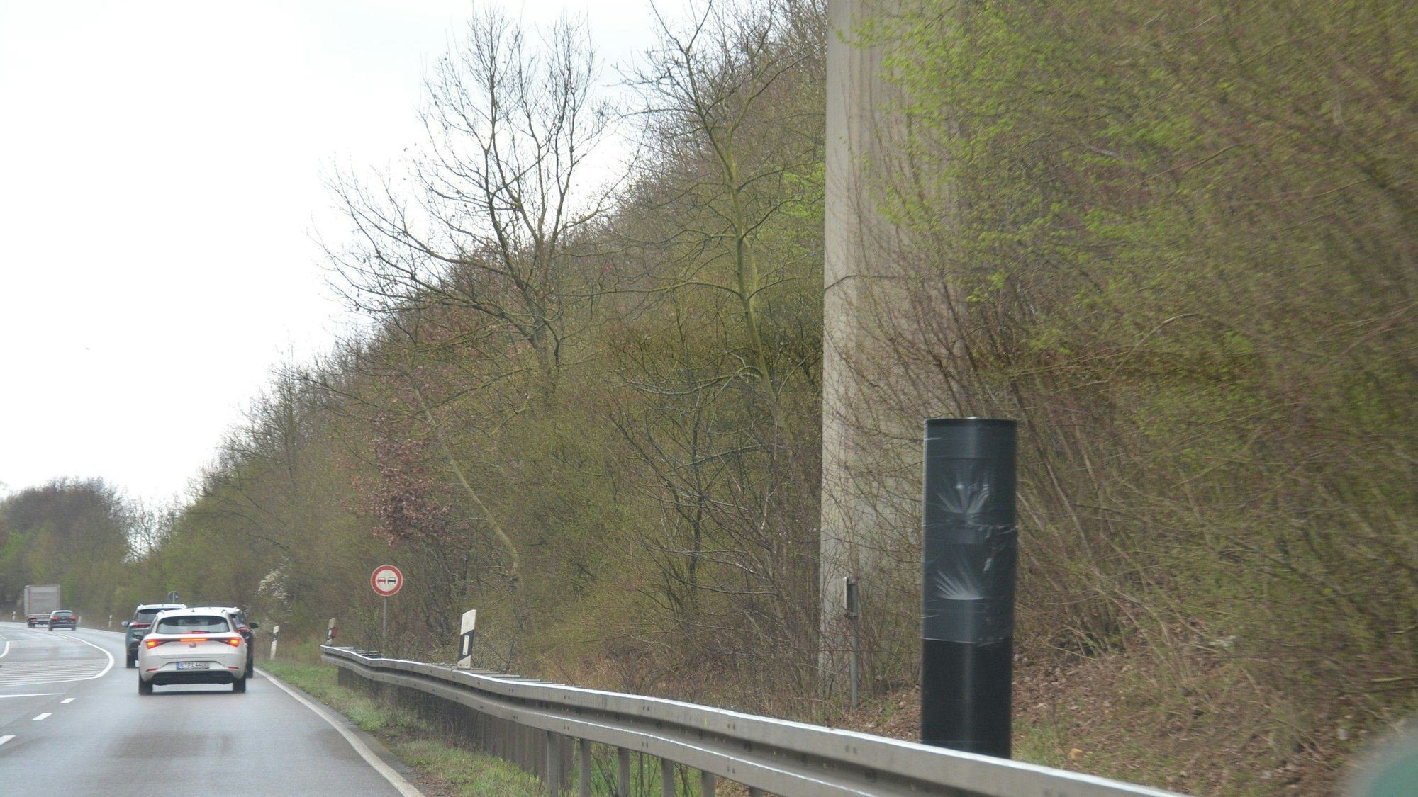 Auf der B 59 bei Pulheim-Stommeln steht eine neue Messanlage. Nachdem die Fenster zertrümmert worden sind, haben Mitarbeiter der Kreisverwaltung das Gerät mit Folie umwickelt.