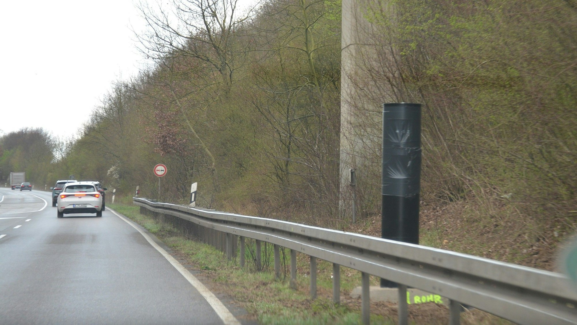 Au dem Foto ist die Lasermessanlage an der B 59 in Pulheim zu sehen. Sie ist mit Folie verhüllt.