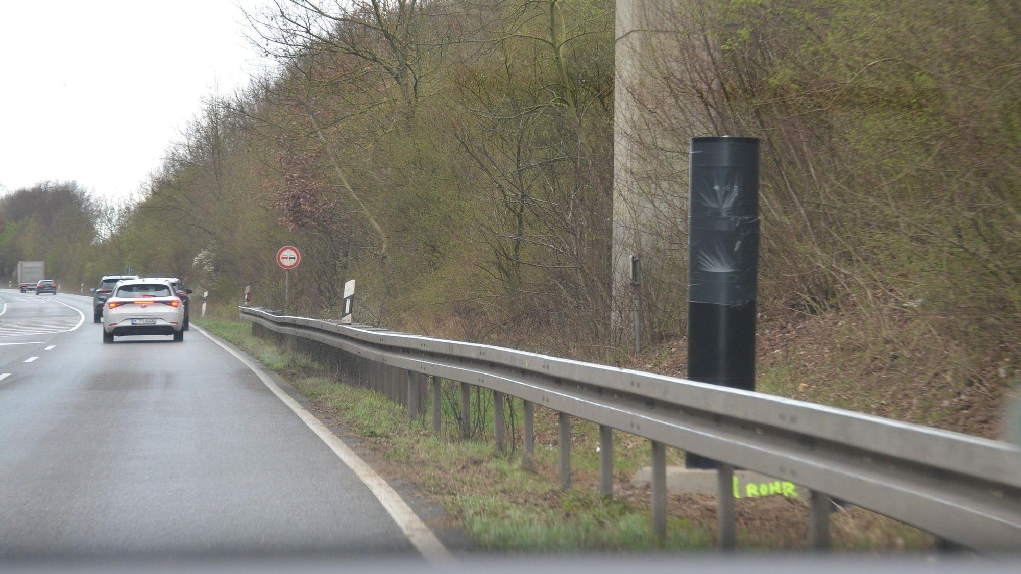 Lange war die Messanlage auf der B 59 bei Pulheim-Stommeln in Richtung Neuss sorgfältig verpackt.