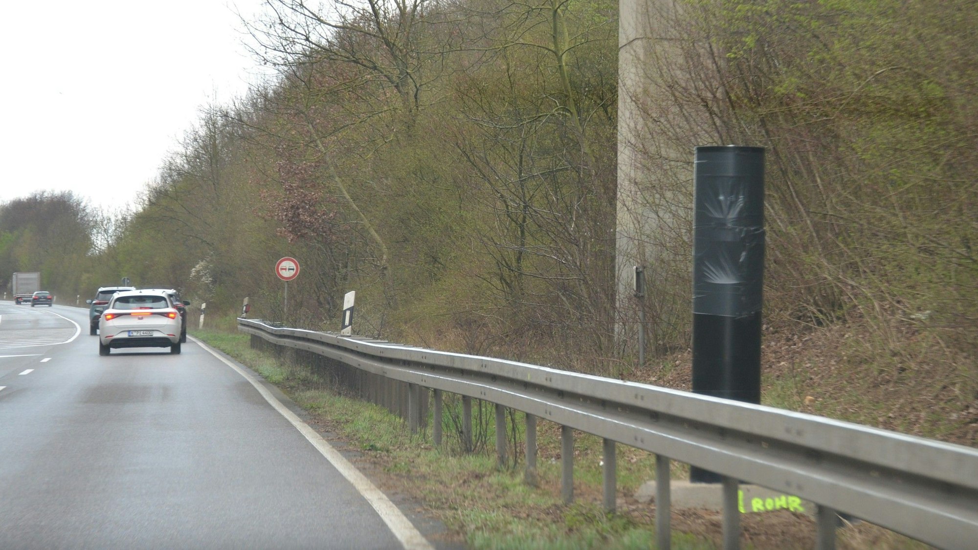 Auf dem Foto ist die mit Plastik verhüllte Lasermessanlage an der B59 in Pulheim zu sehen.