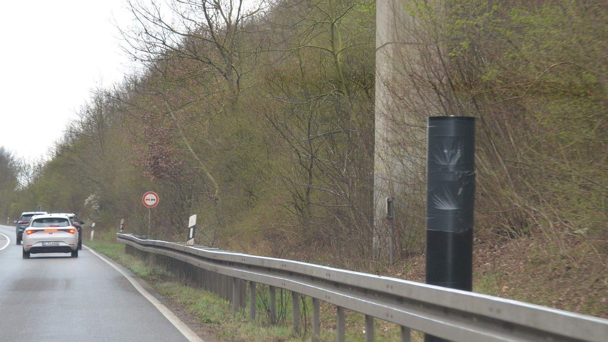 Auf dem Foto ist der mit Folie verhüllte Blitzer an der B59 in Pulheim zu sehen.