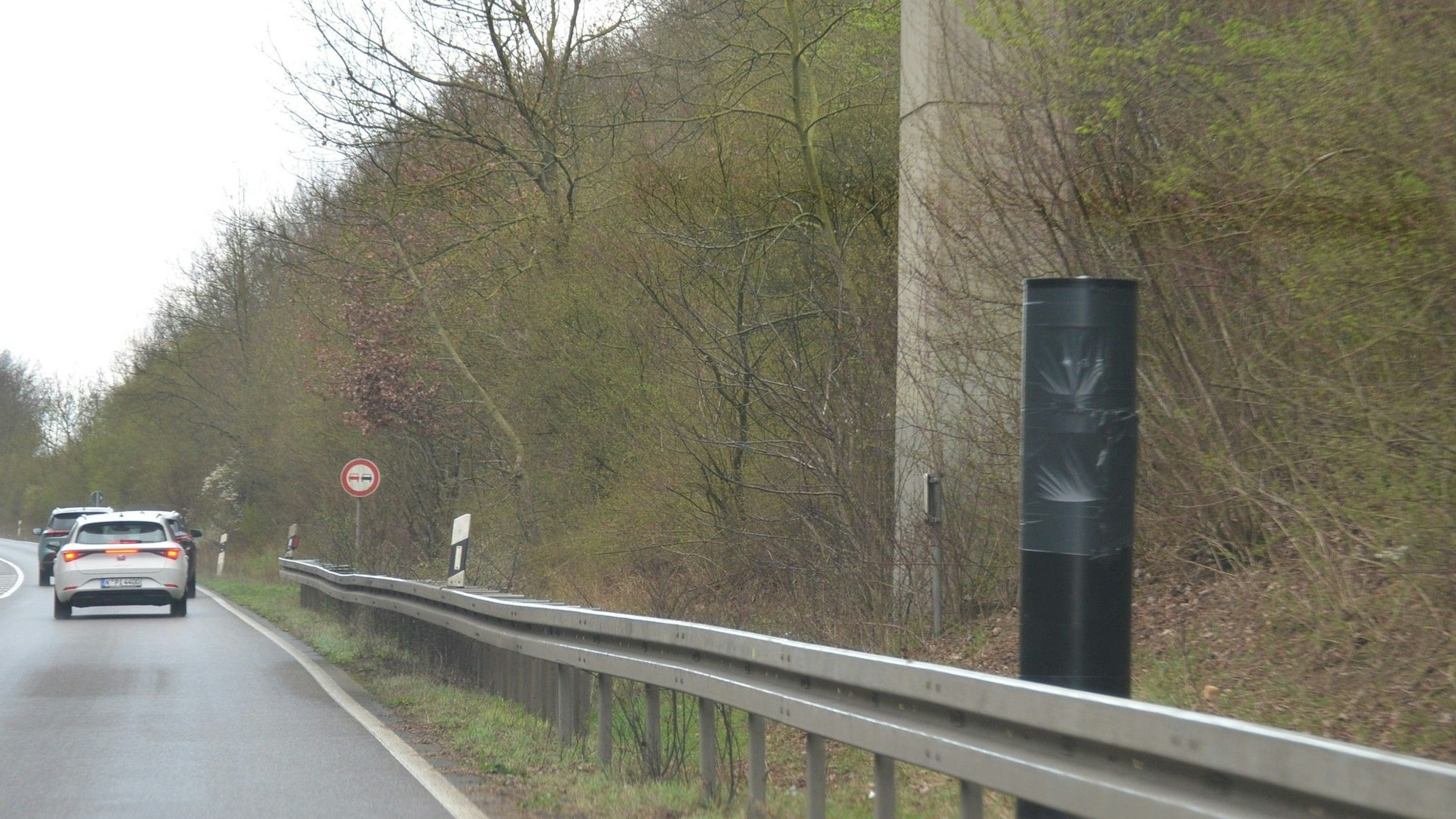 Auf dem Foto ist der mit Folie verhüllte Blitzer an der B59 in Pulheim zu sehen.