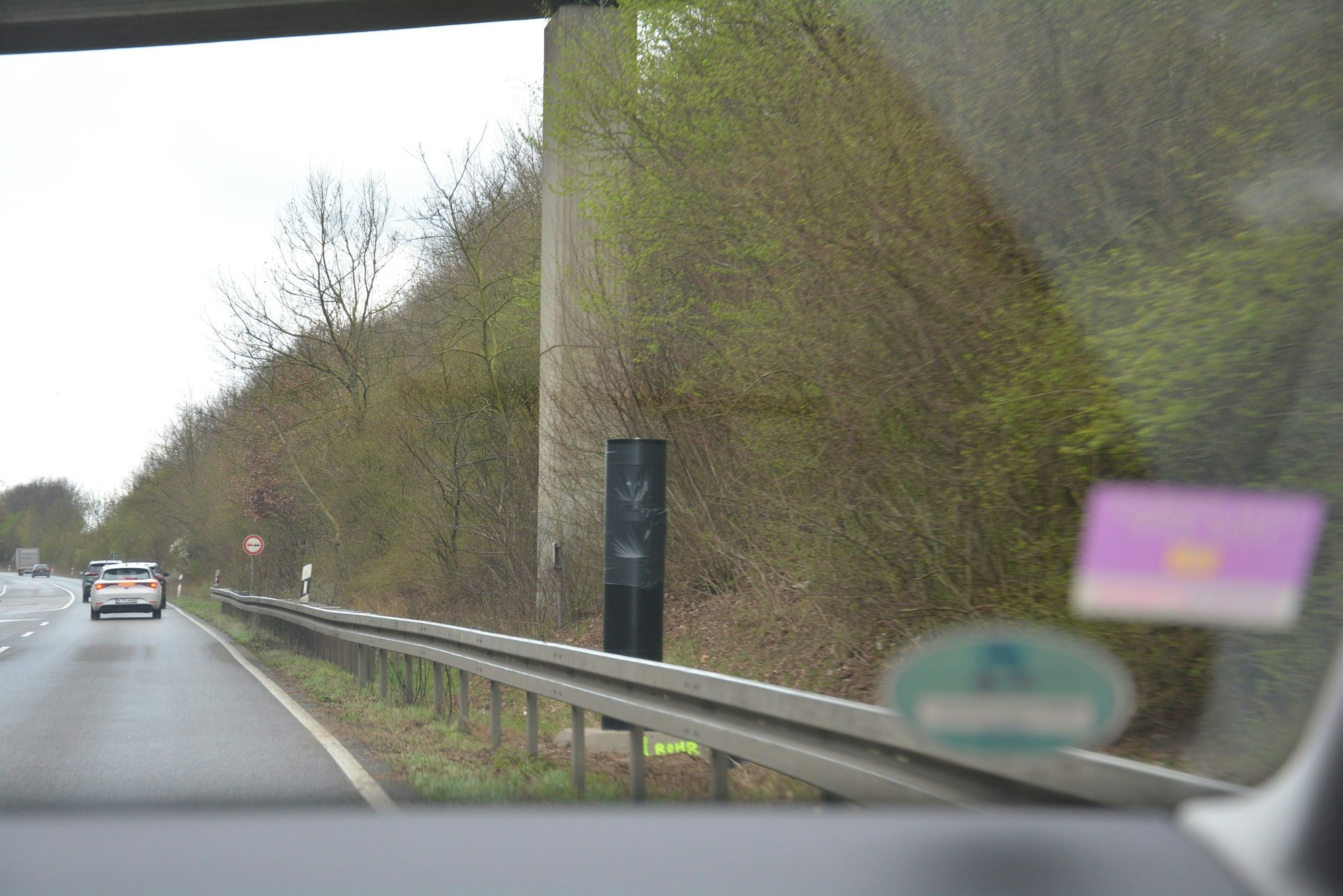 Das Bild zeigt einen Blitzer an der B59, der noch zugeklebt ist. Inzwischen funktioniert er.