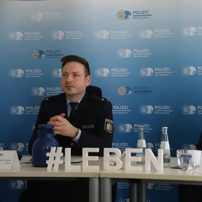 Landrat Sebastian Schuster und Polizeirat Manuel Heinze, Leiter der Direktion Verkehr, stellten die Polizeiliche Verkehrsunfallstatistik 2023 vor.