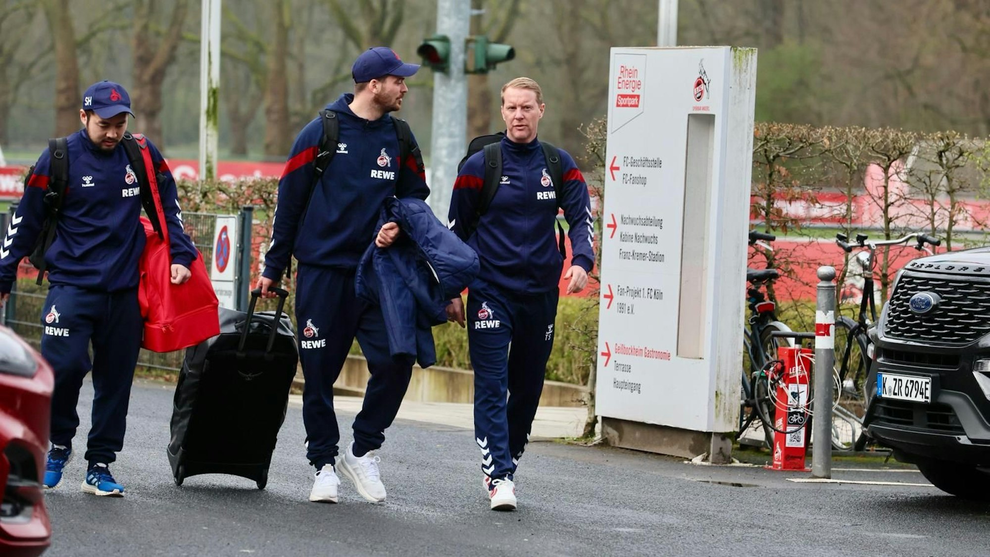 FC-Trainer Timo Schultz (r.) bei der Abfahrt ins Trainingslager.