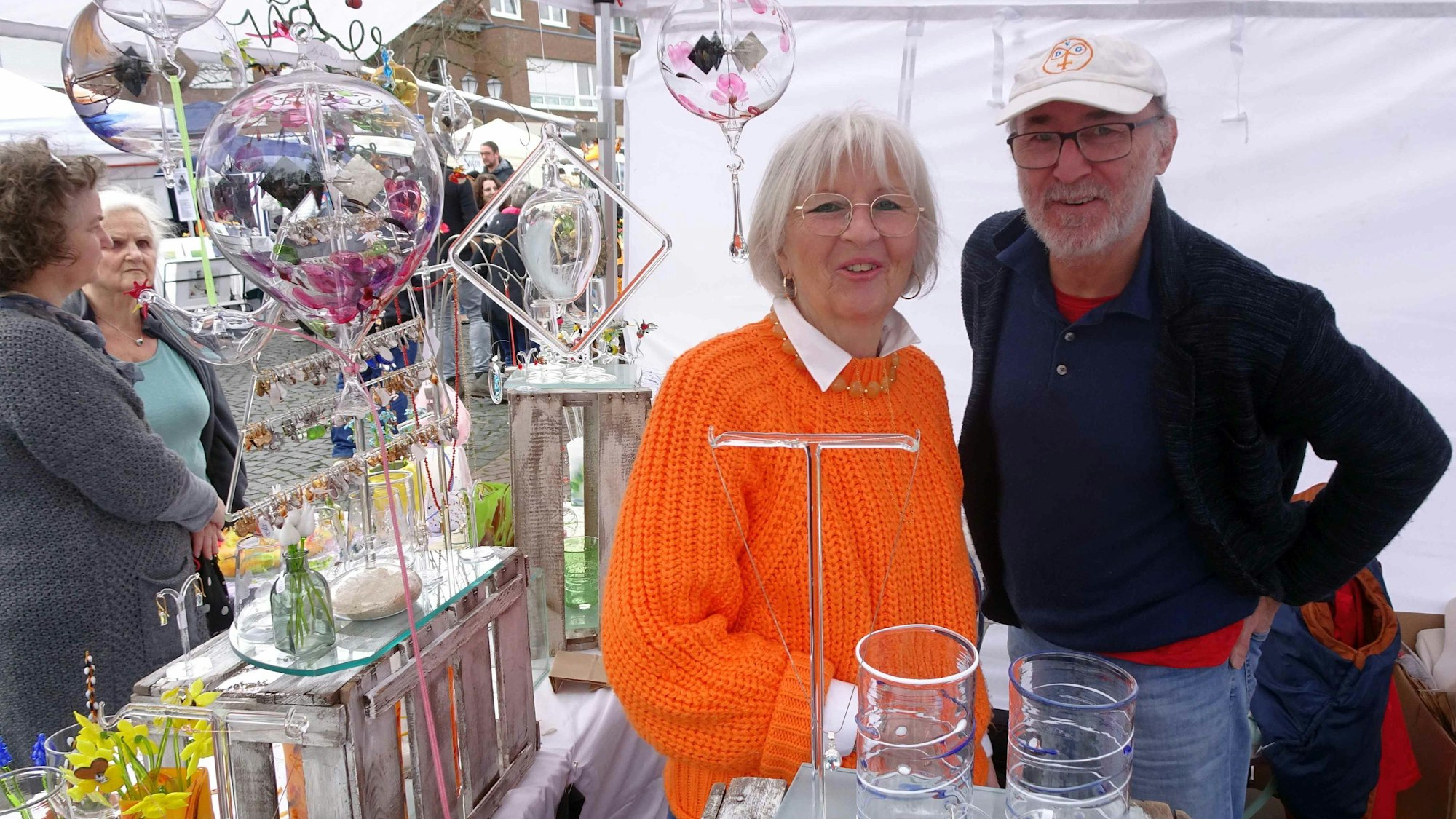 Cornelia Martin und Glaskünstler Eckhard Martin aus Euskirchen zeigen selbstgefertigte Radiometer.