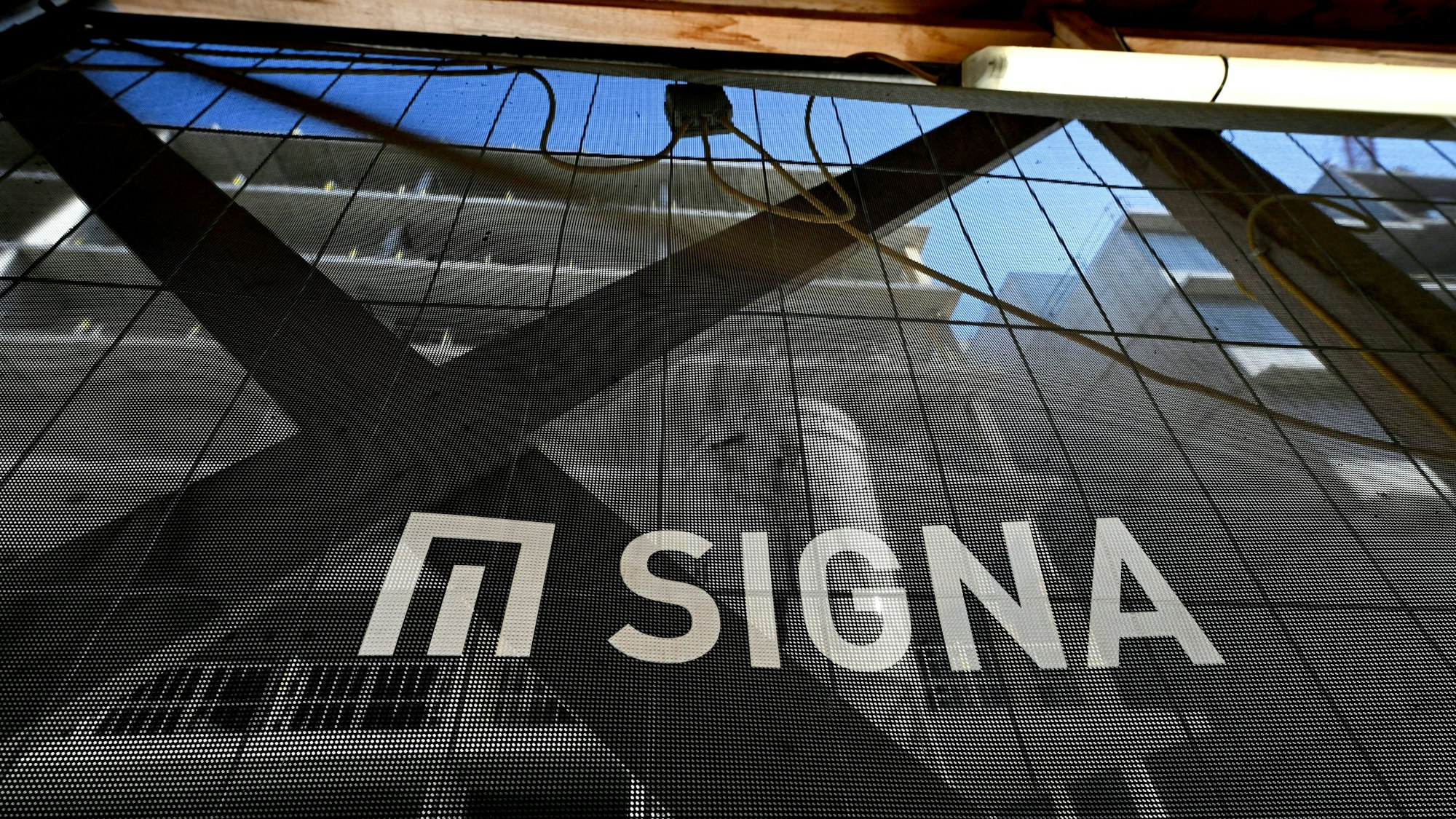 Das Logo der Signa-Gruppe ist an Baustelle des Lamarr-Kaufhauses auf der Wiener Mariahilfer Straße zu sehen.