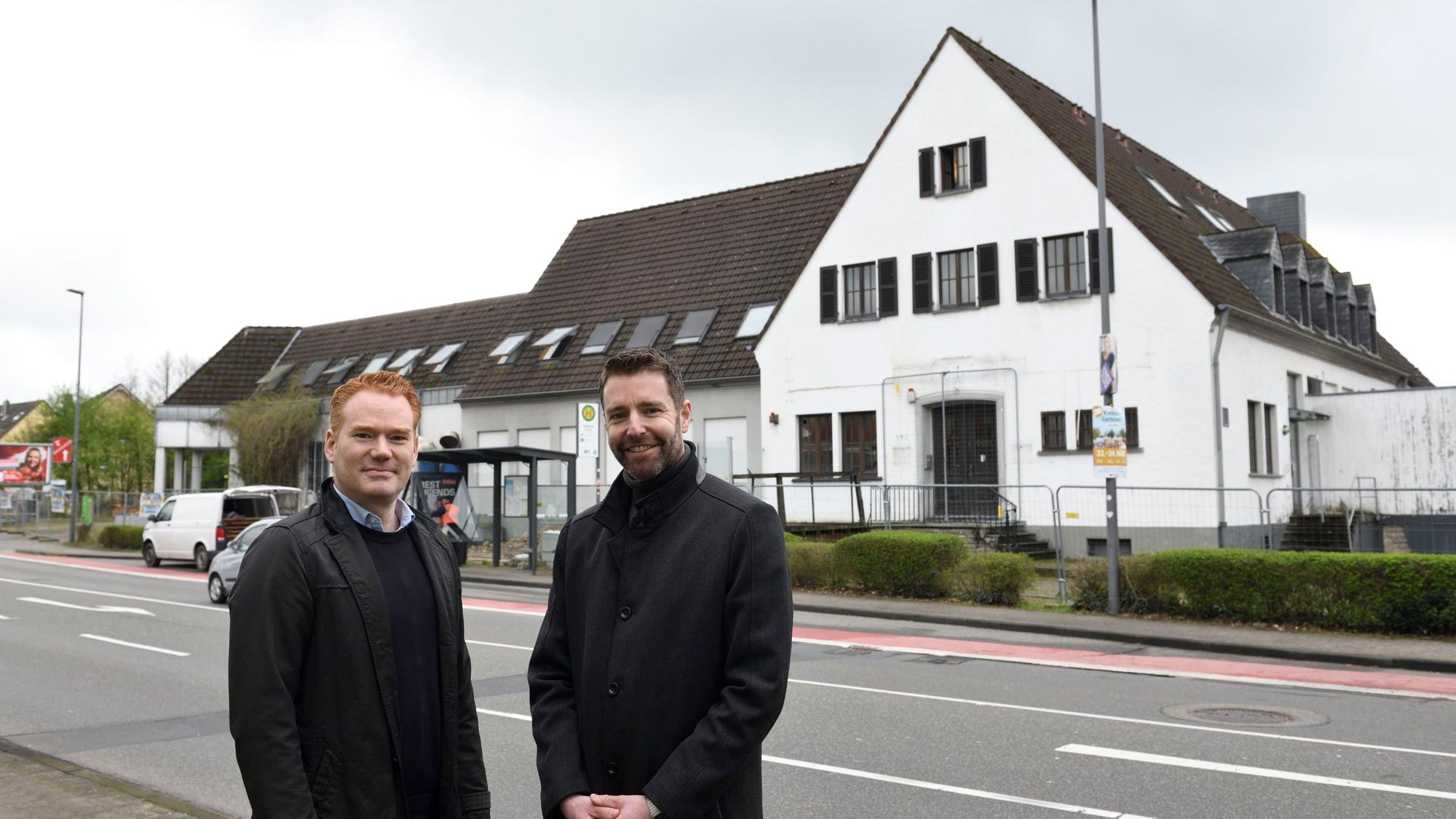 Das Foto zeigt Vertreter von Aldi vor der Milchsammelstelle in Heidkamp