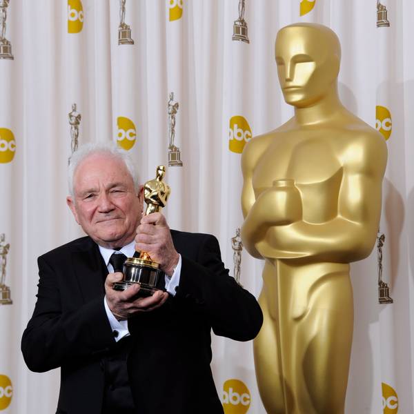 Drehbuchautor David Seidler 2011 mit seinem Oscar für das beste Originaldrehbuch für „The King's Speech“.
