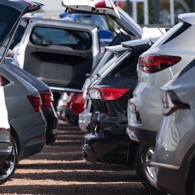 Autos auf dem Hof eines Autohändlers