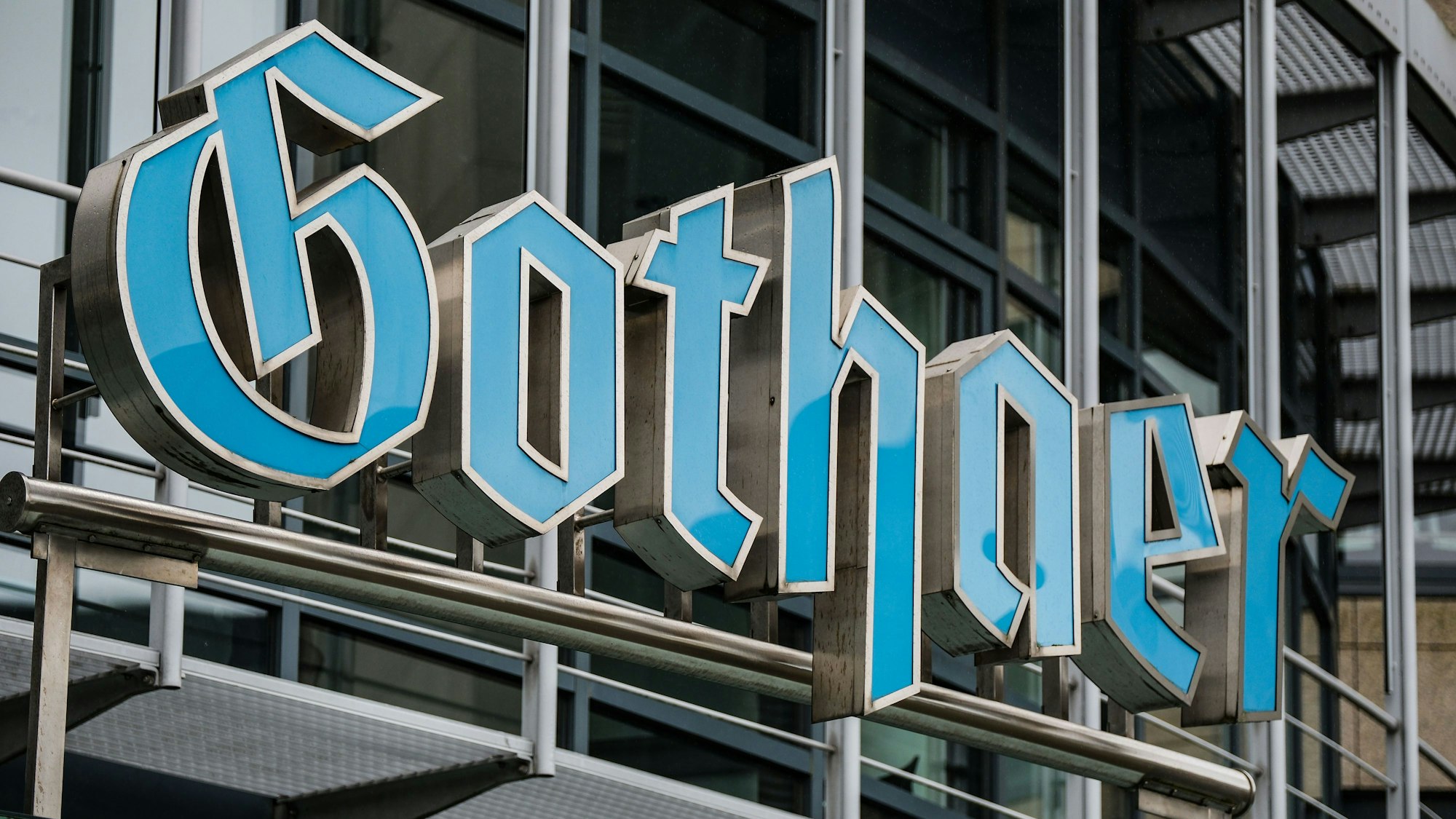 Köln: Ein Logo hängt über dem Sitz der Gothaer Versicherung. Die beiden Versicherungen Gothaer und Barmenia schließen sich zusammen.