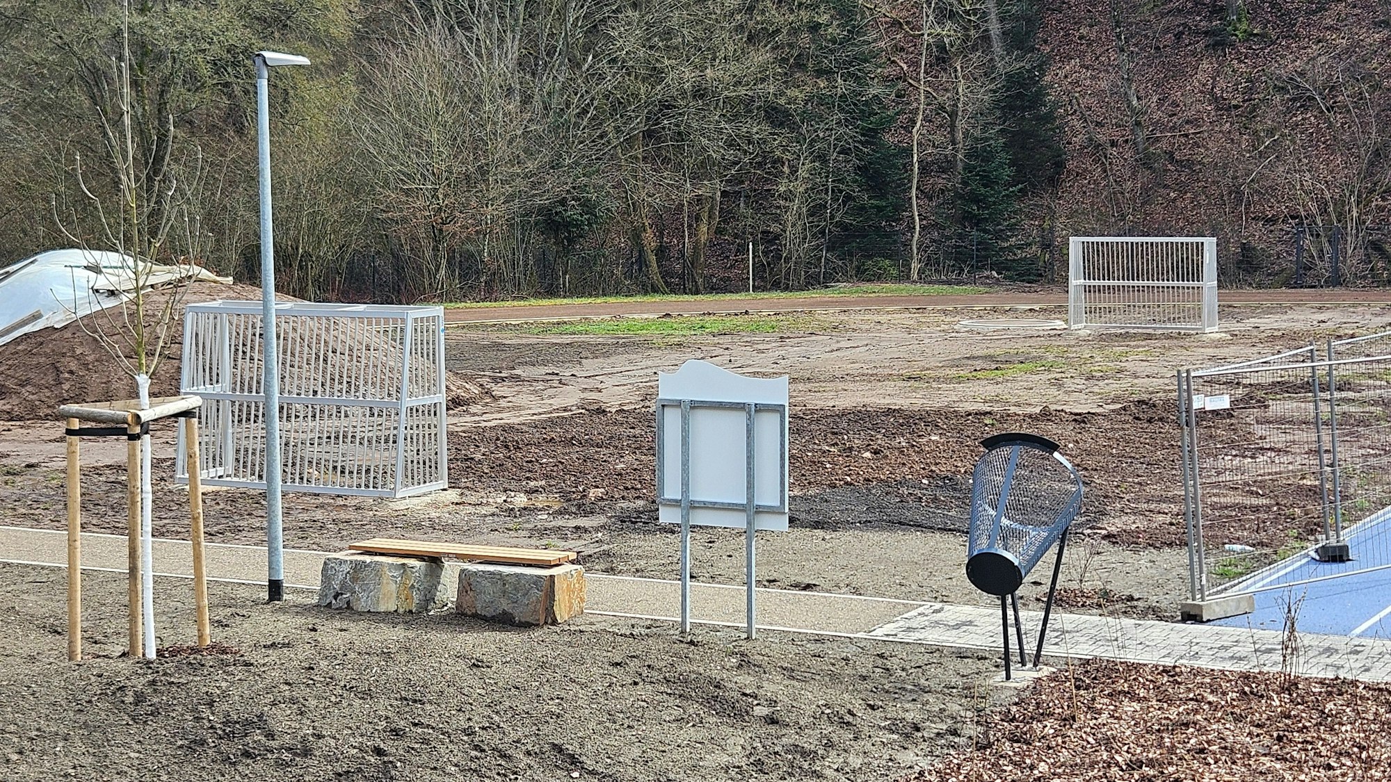 Zu sehen sind zwei Kleinspielfeldtore und ein noch matschiges Spielfeld.