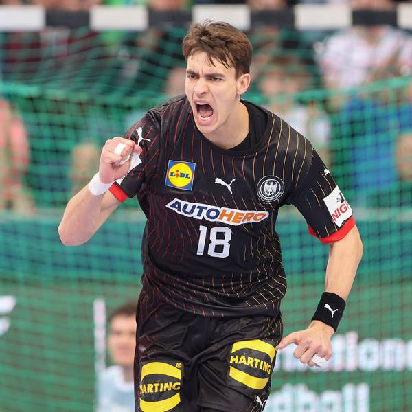 Mit geballter rechter Faust läuft Julian Köster jubelnd über das Spielfeld.