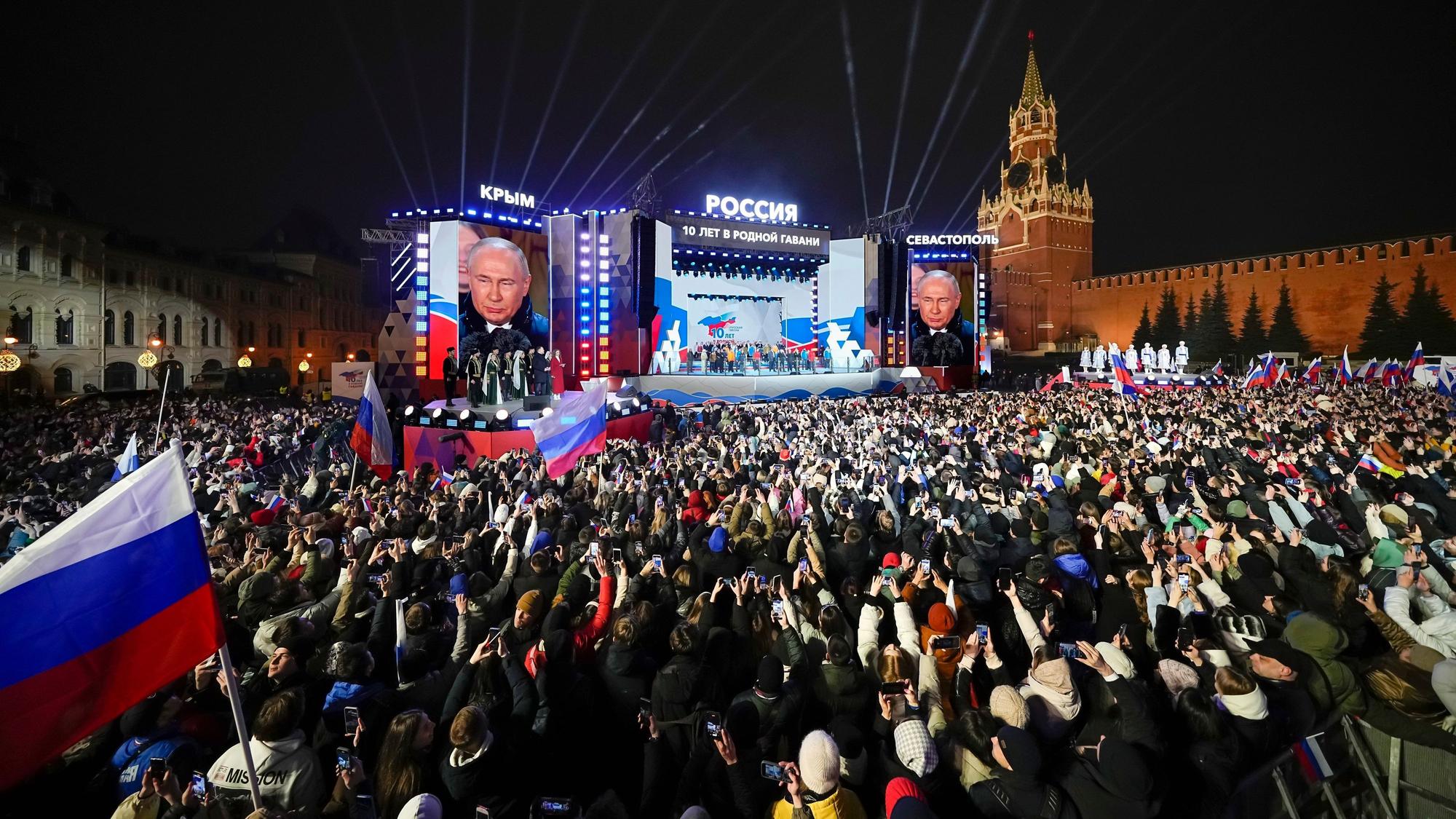 Menschen bei einem Konzert anlässlich des „Wahlsieges“ von Wladimir Putin und des zehnjährigen Jahrestags der Annexion der Krim durch Russland auf dem Roten Platz am Montagabend.