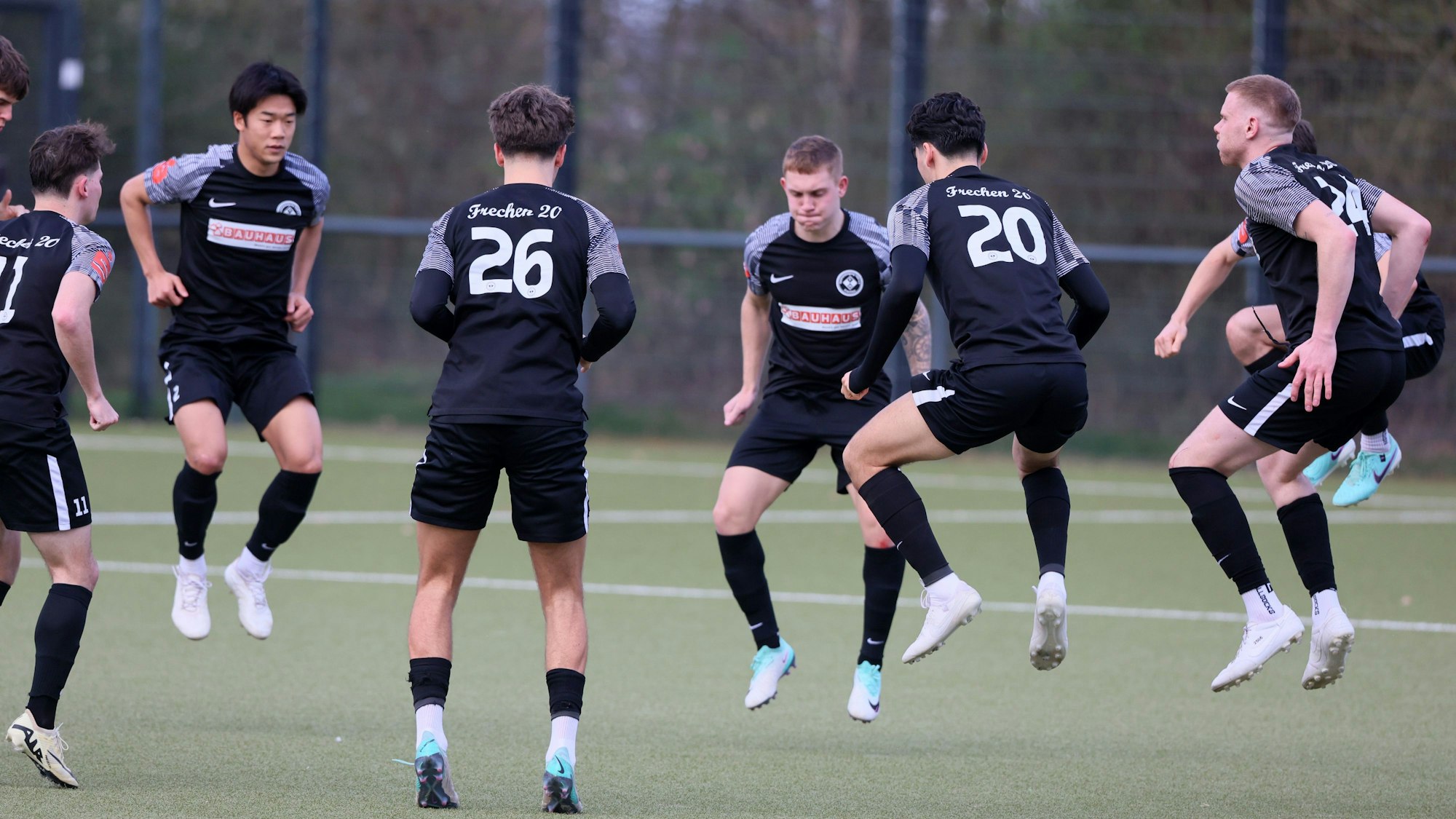 Auf dem Bild sind Fußballer beim Aufwärmtraining zu sehen.