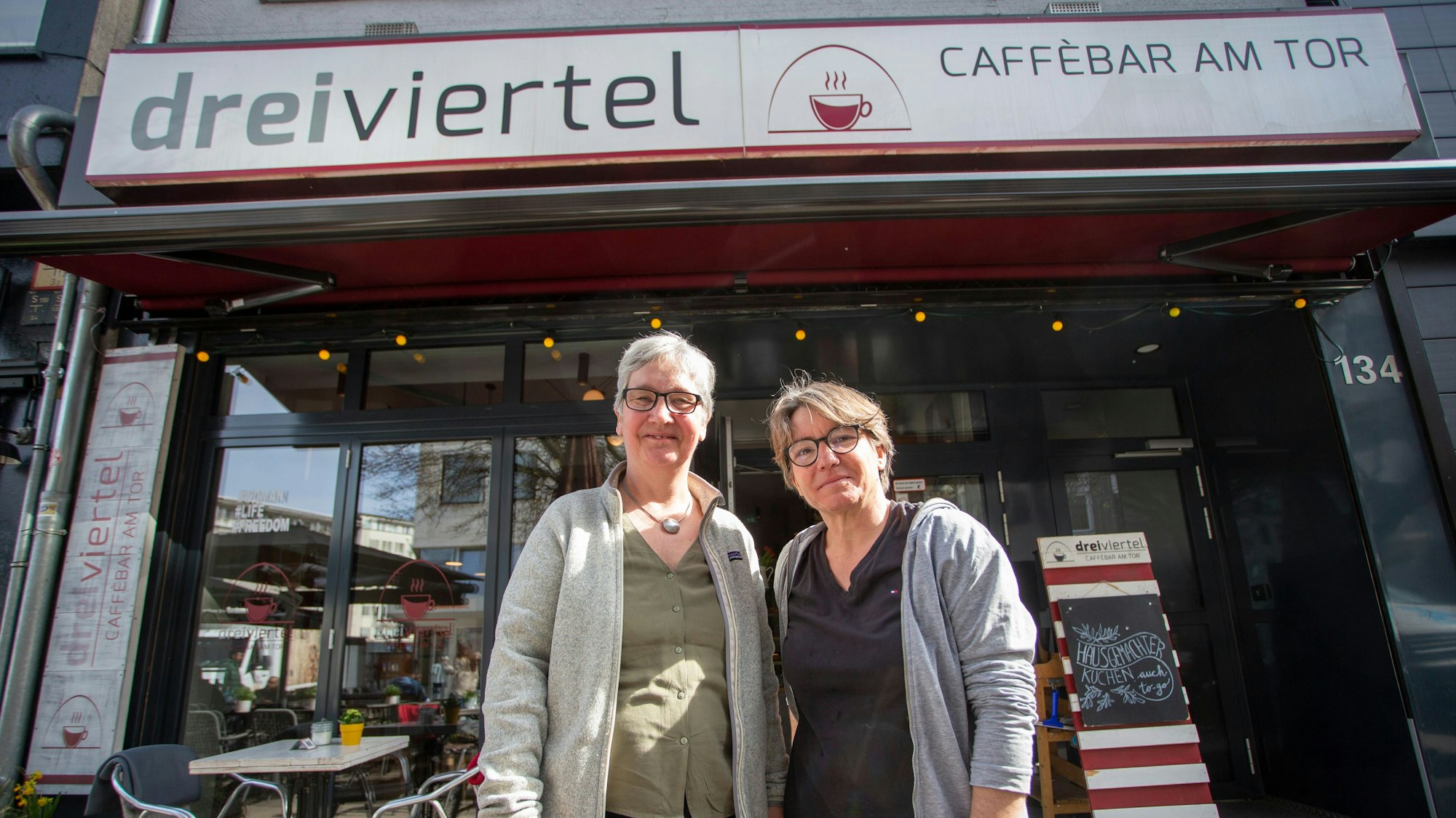Schönes Lokal, schwierige Lage: Alexandra Hörsken (rechts) und ihre Partnerin Dagmar Göbel leiten das „dreiviertel“.