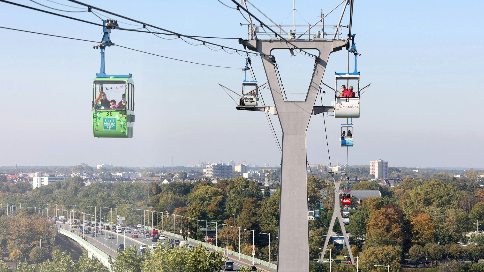 Die Kölner Seilbahn
mit Blick auf Zoobrücke.