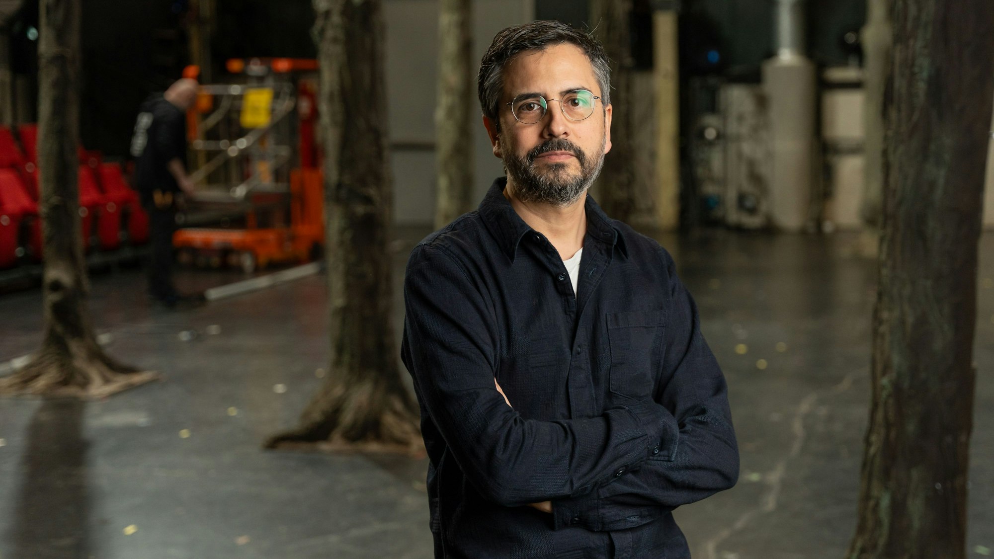 Rafael Sanchez im Bühnenbild von Die letzten Männer des Westens