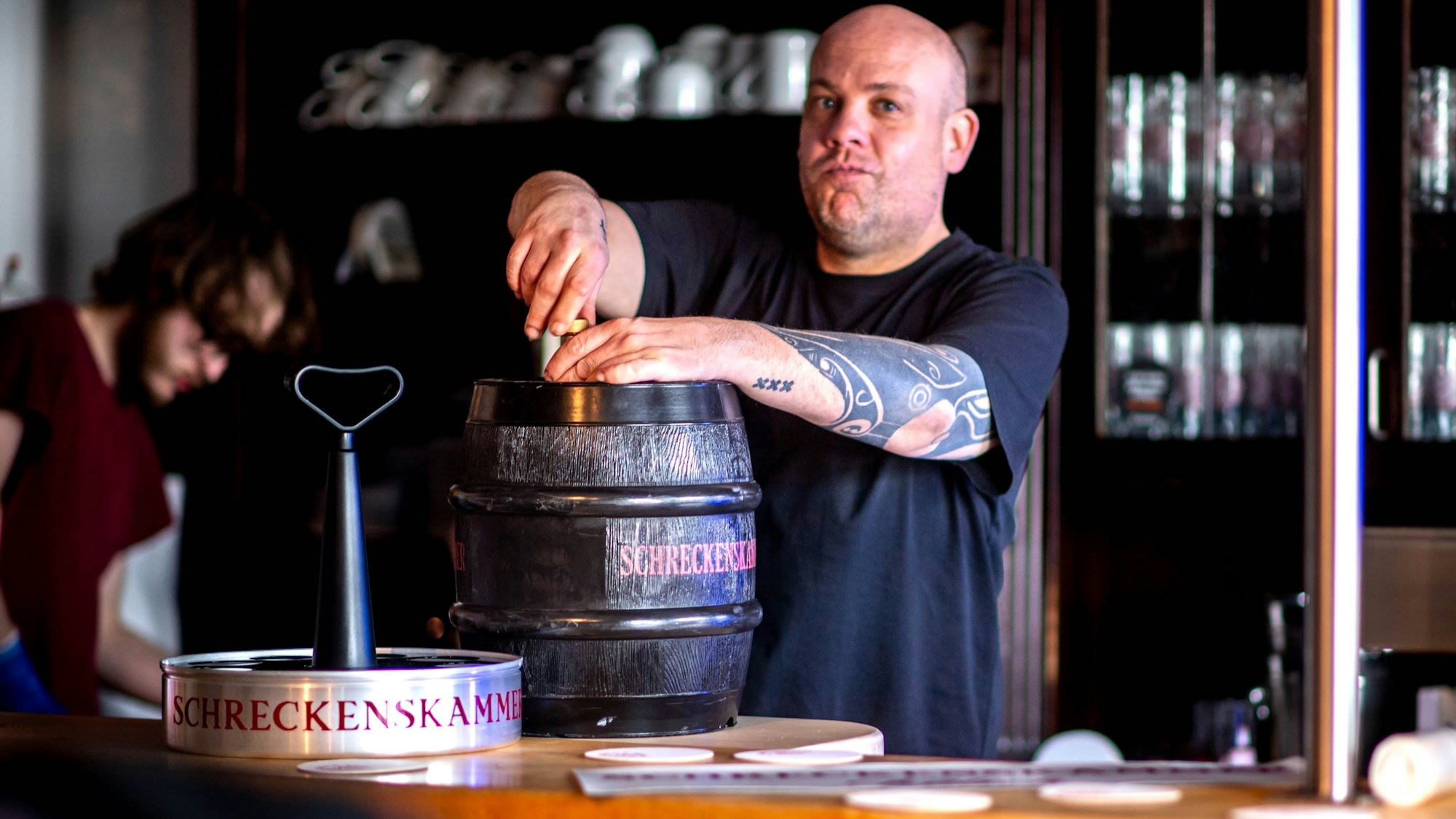 Das Bild zeigt Jörg Peter hinter der Theke, der gerade ein Pittermännchen anzapft.