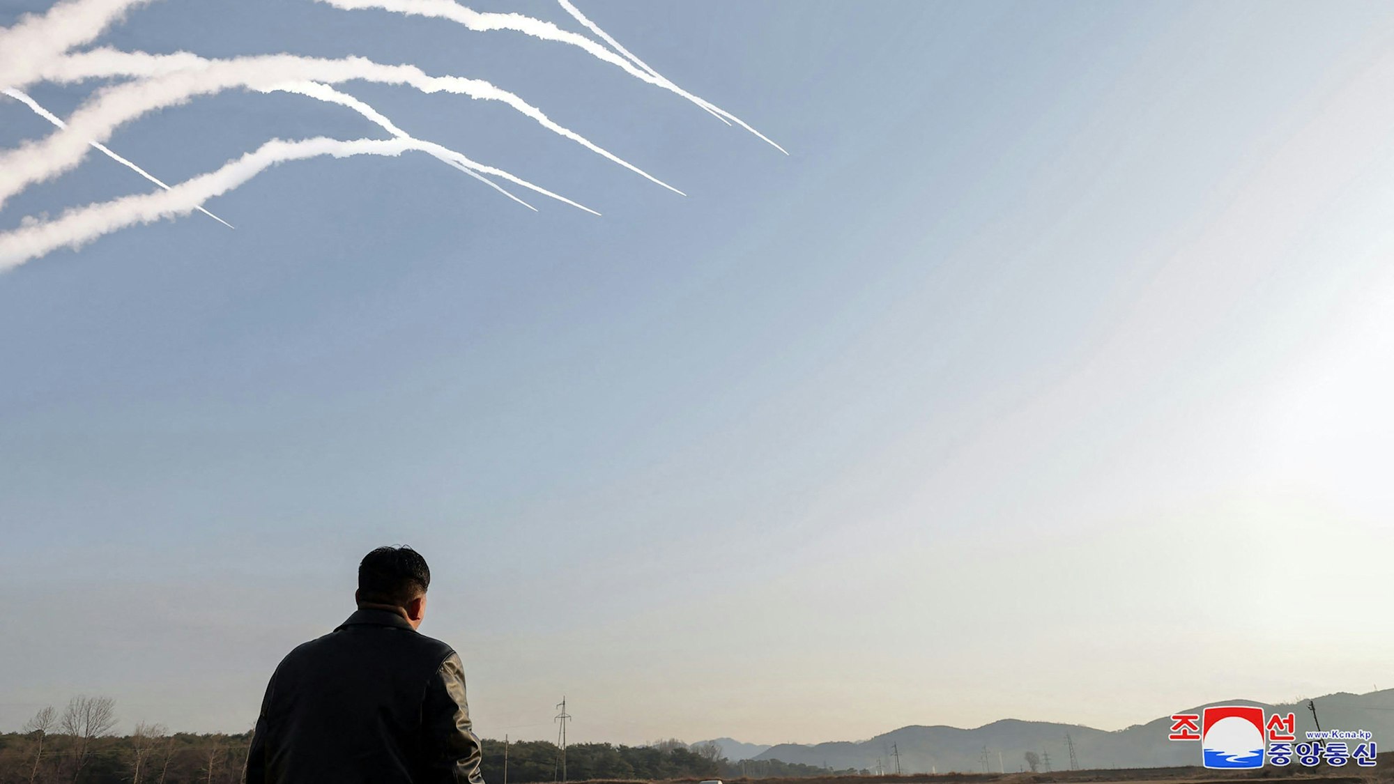 Bild zeigt Nordkoreas Führer Kim Jong Un, wie er zu einem unbestätigten Zeitpunkt die ultragroße Raketensalven-Abschussübung der Artillerieeinheit der Westregion beobachtet Standort in Nordkorea.