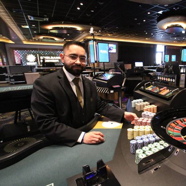 Ein Croupier an einem Roulette-Tisch