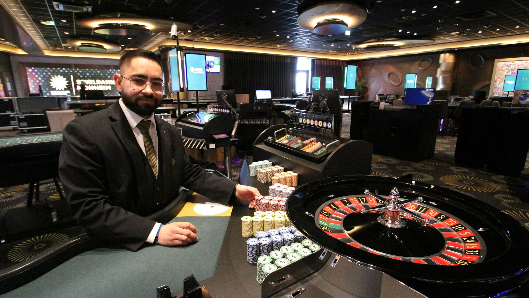 Ein Croupier an einem Roulette-Tisch