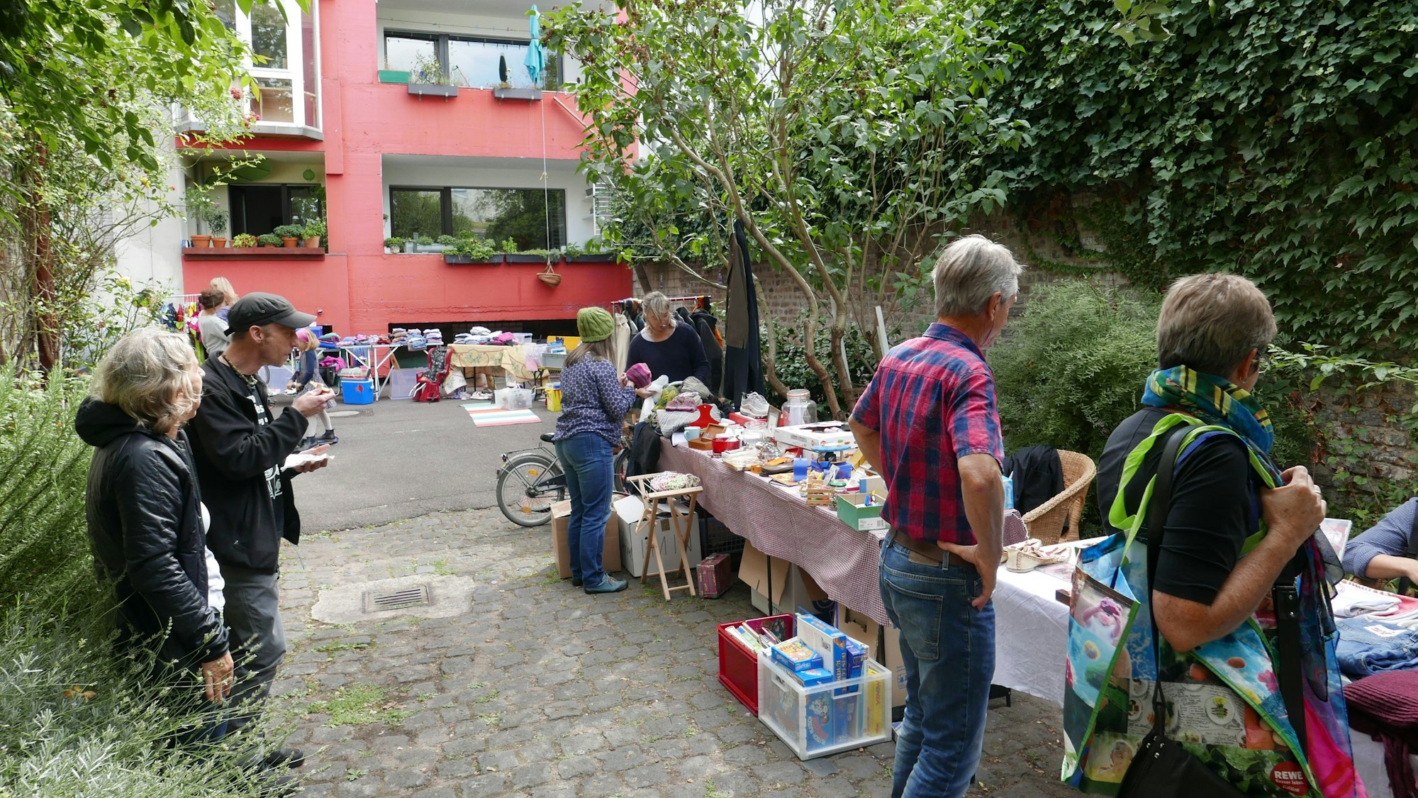 Hofflohmarkt in Ehrenfeld, Menschen stöbern an Ständen
