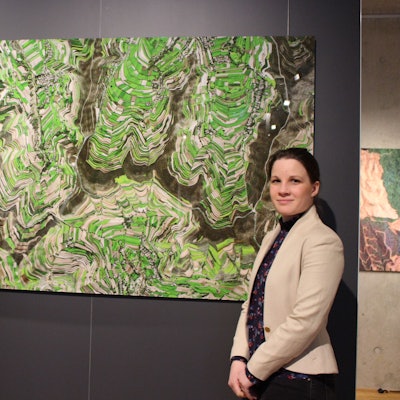 Dr. Heike Lützenkirchen und Maja Kützemeier stehen vor einem Satellitenbild, das die Terrassen zeigt.