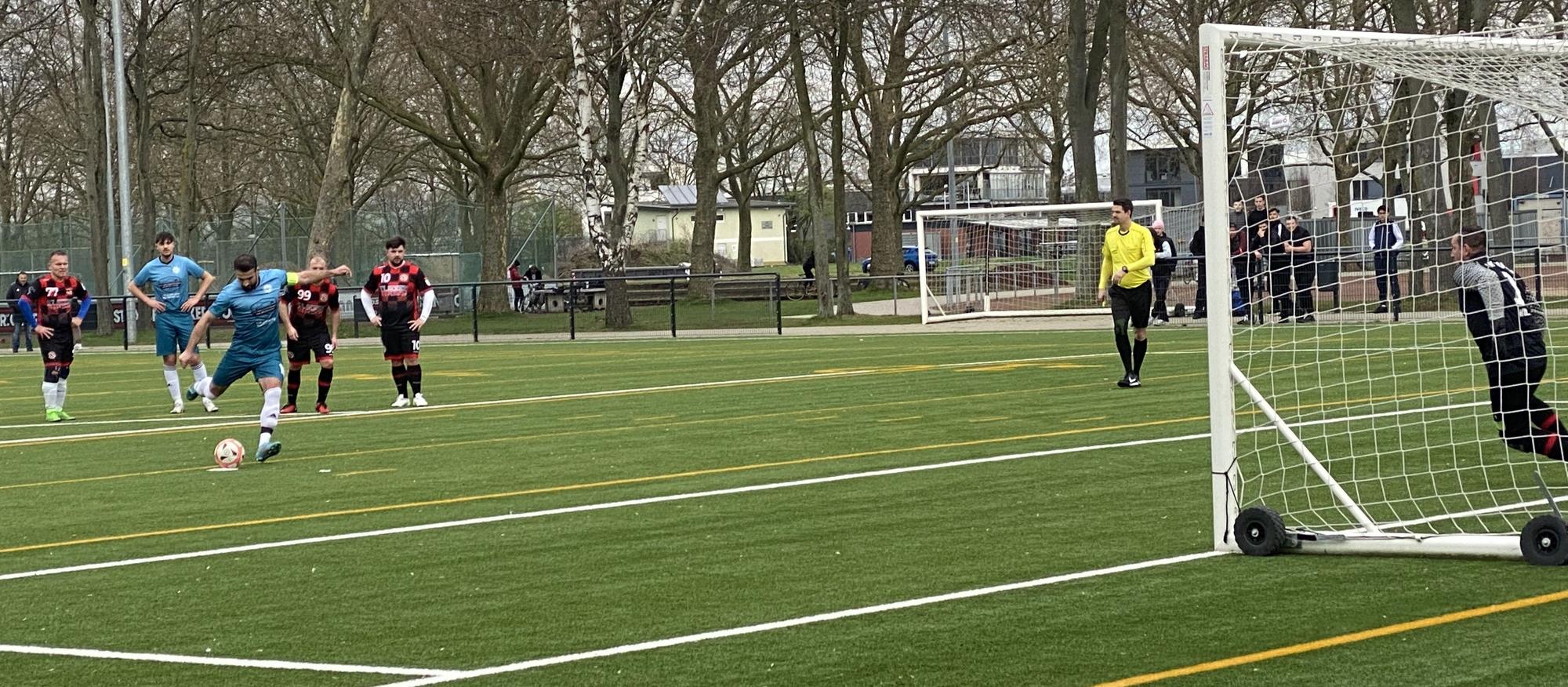 Ibrahim Saglam trifft per Elfmeter gegen Croatia Köln.