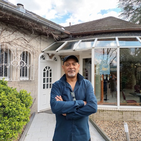 Ein Mann steht vor einem Gebäude.