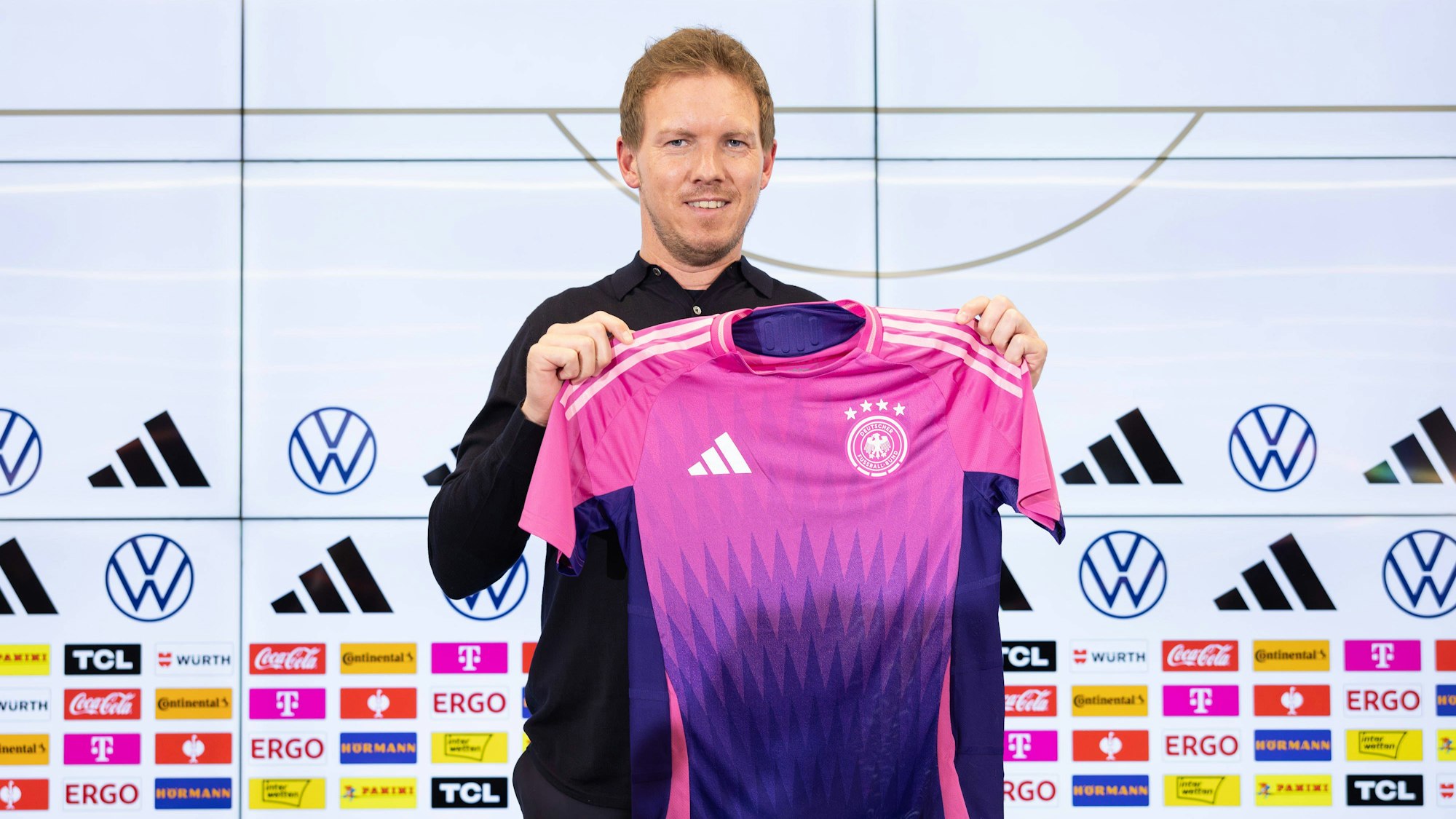 DFB - Pressekonferenz zur Kadernominierung für die Länderspiele gegen Frankreich und die Niederlande Bundestrainer Julian Nagelsmann stell das neue Auswärtstrikot vor. DFB-Pressekonferenz mit Bundestrainer Julian Nagelsmann auf dem DFB-Campus in Frankfurt am Main am 14. März 2024., Frankfurt am Main Hessen Deutschland DFB-Campus *** DFB press conference on the squad nomination for the international matches against France and the Netherlands National coach Julian Nagelsmann presents the new away jersey DFB press conference with national coach Julian Nagelsmann at the DFB Campus in Frankfurt am Main on March 14, 2024 , Frankfurt am Main Hessen Germany DFB Campus